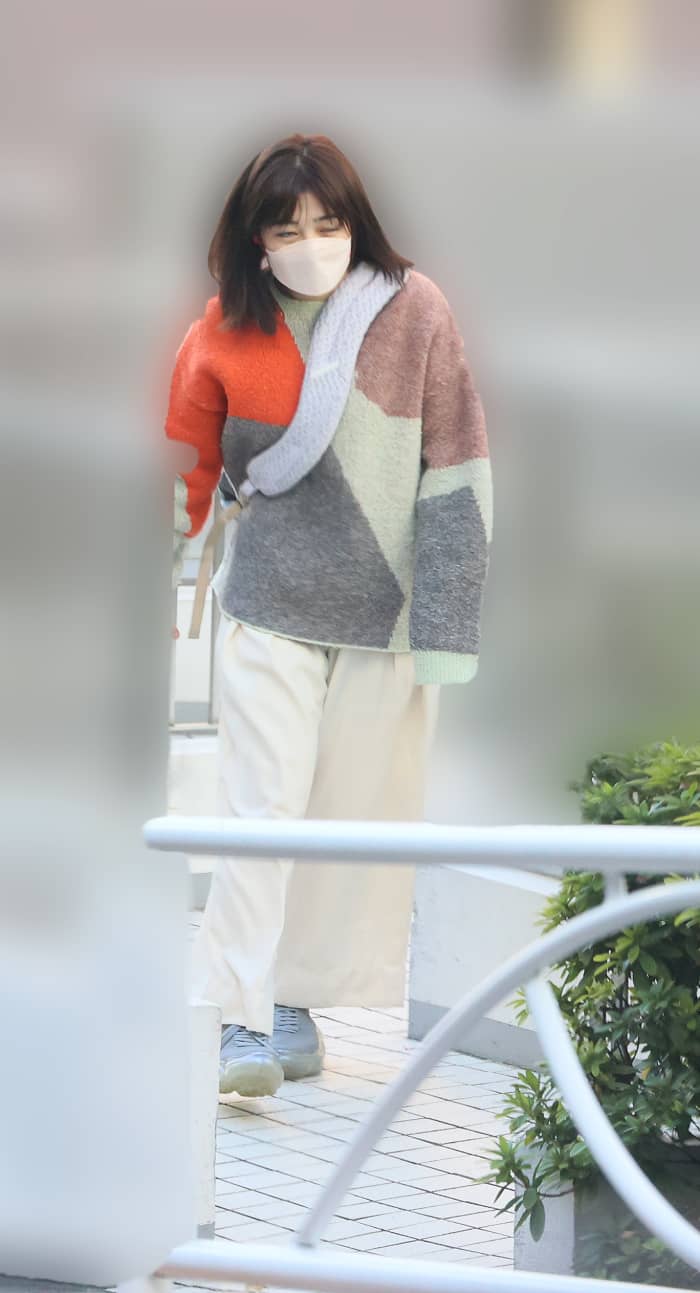 12月4日、自宅から『ひるおび』(TBS系)の収録へ向かう井上。やや眠そうな表情で最寄り駅へと歩いた