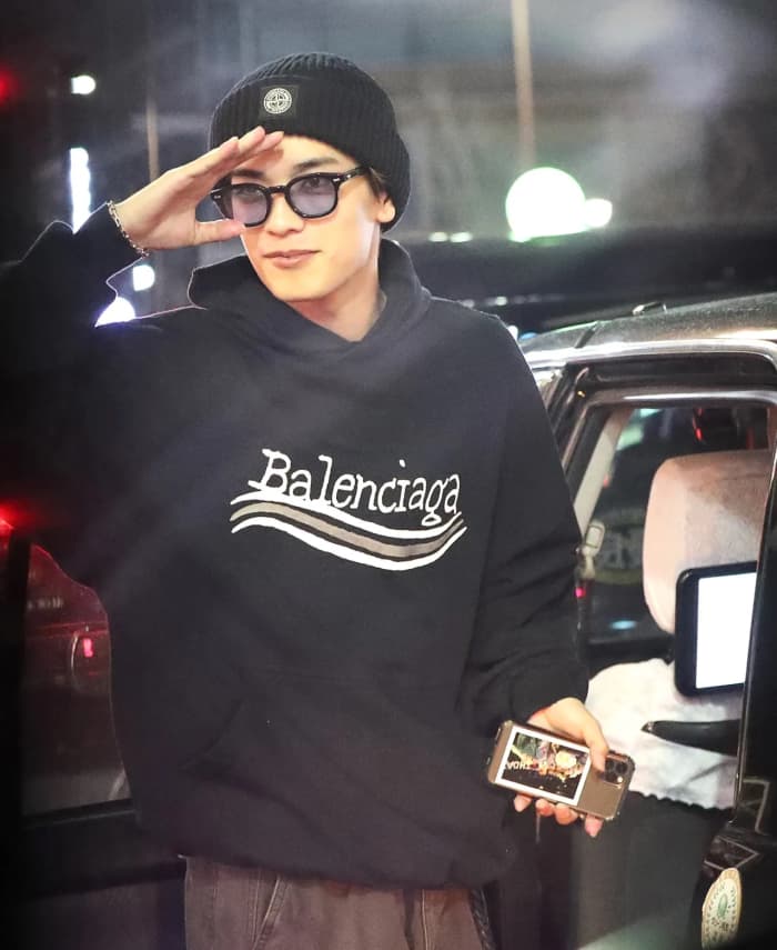 フォトギャラリー1枚目 「おつかれっした〜！」 と…『なにわ男子』高橋