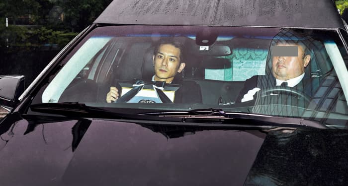 ジャニー喜多川の遺影を手にする滝沢秀明