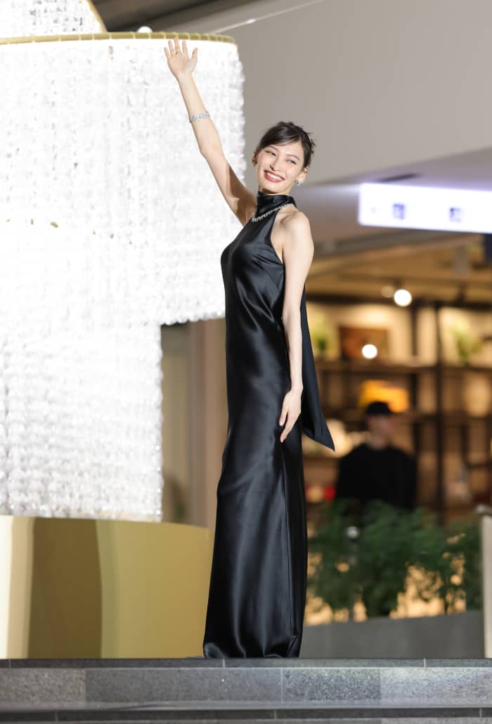 フォトギャラリー2枚目 ゴージャスドレスで登場！大政絢が「表参道