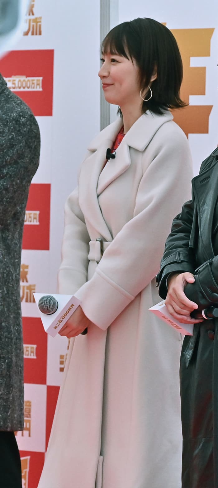 【吉岡里帆CM着用】シャギーロングチェスターコート フォトギャラリー4枚目 吉岡里帆 事務所移籍後も仕事は順調！ 寒空の下