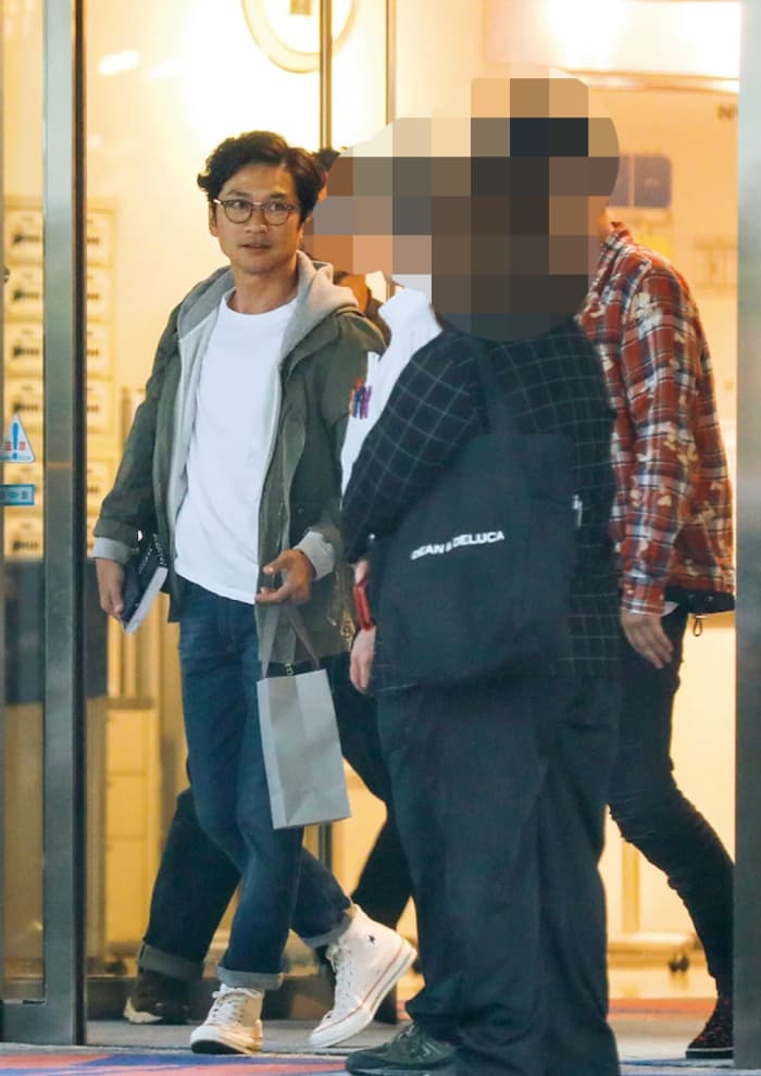 ’18年、世田谷区のスタジオで多くのスタッフから見送りを受ける国分太一