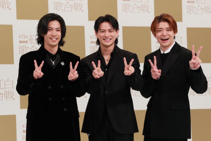 芸能事務所・TOBEの人気ユニット『Number_i』。元King & Princeの（左より）神宮寺勇太、平野紫耀、岸優太の３人で活動している（写真は『第75回NHK紅白歌合戦』出場者発表会見でのもの）