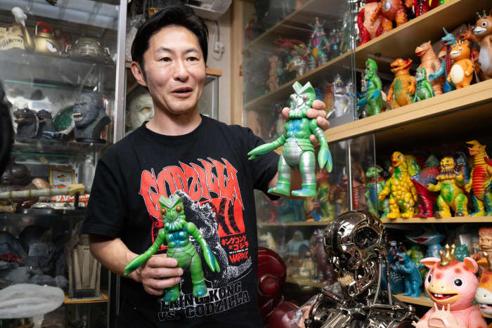 フォトギャラリー1枚目 なべやかんが警鐘！ 怪獣ソフビ「3000万円