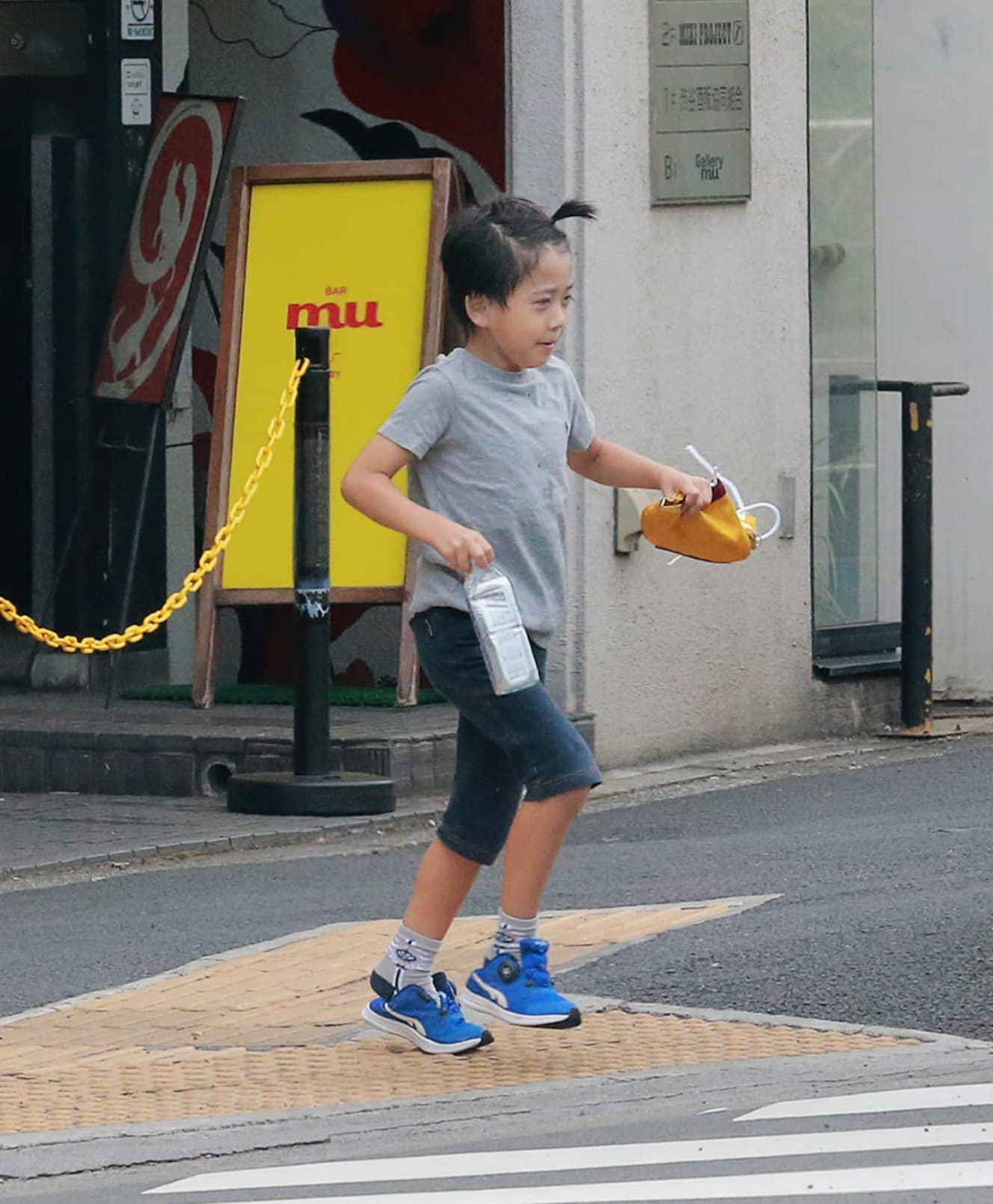 本誌未掲載カット　勸玄くん、麗禾ちゃんを連れ 市川海老蔵の「特別な１日」　昼食を終え、海老蔵の後を追う勸玄くん