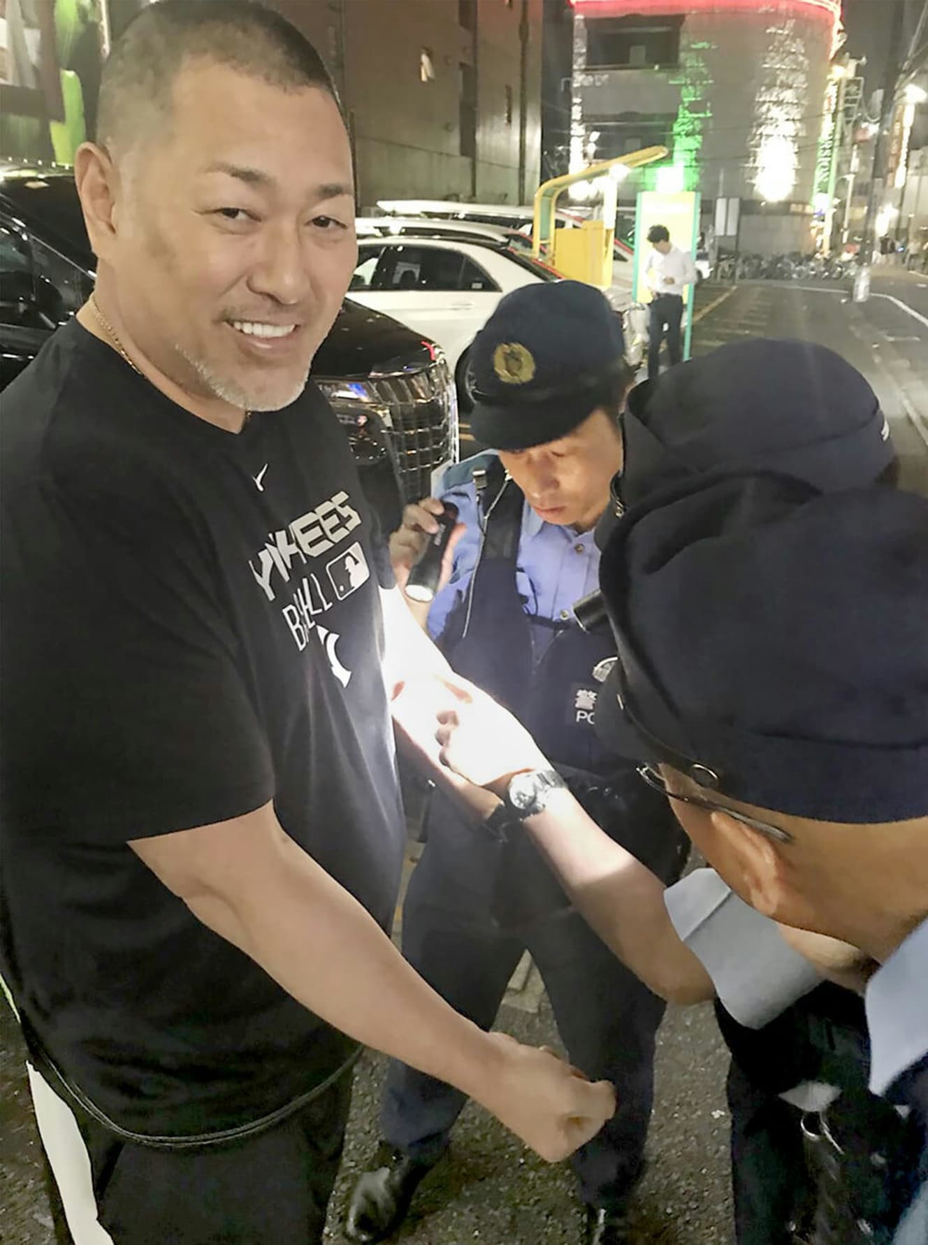 「潔白やから撮っといて！」と清原が知人に撮らせたという職質中の一コマ。警察官3人が注射痕を調査