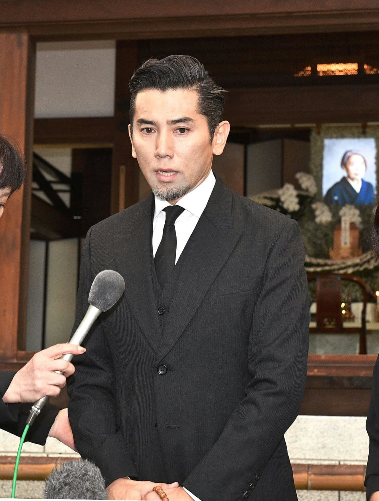 告別式前、囲み取材に応じる本木。樹木さんは「誰に対しても常に何かをもたらしてくれる人」だと話した