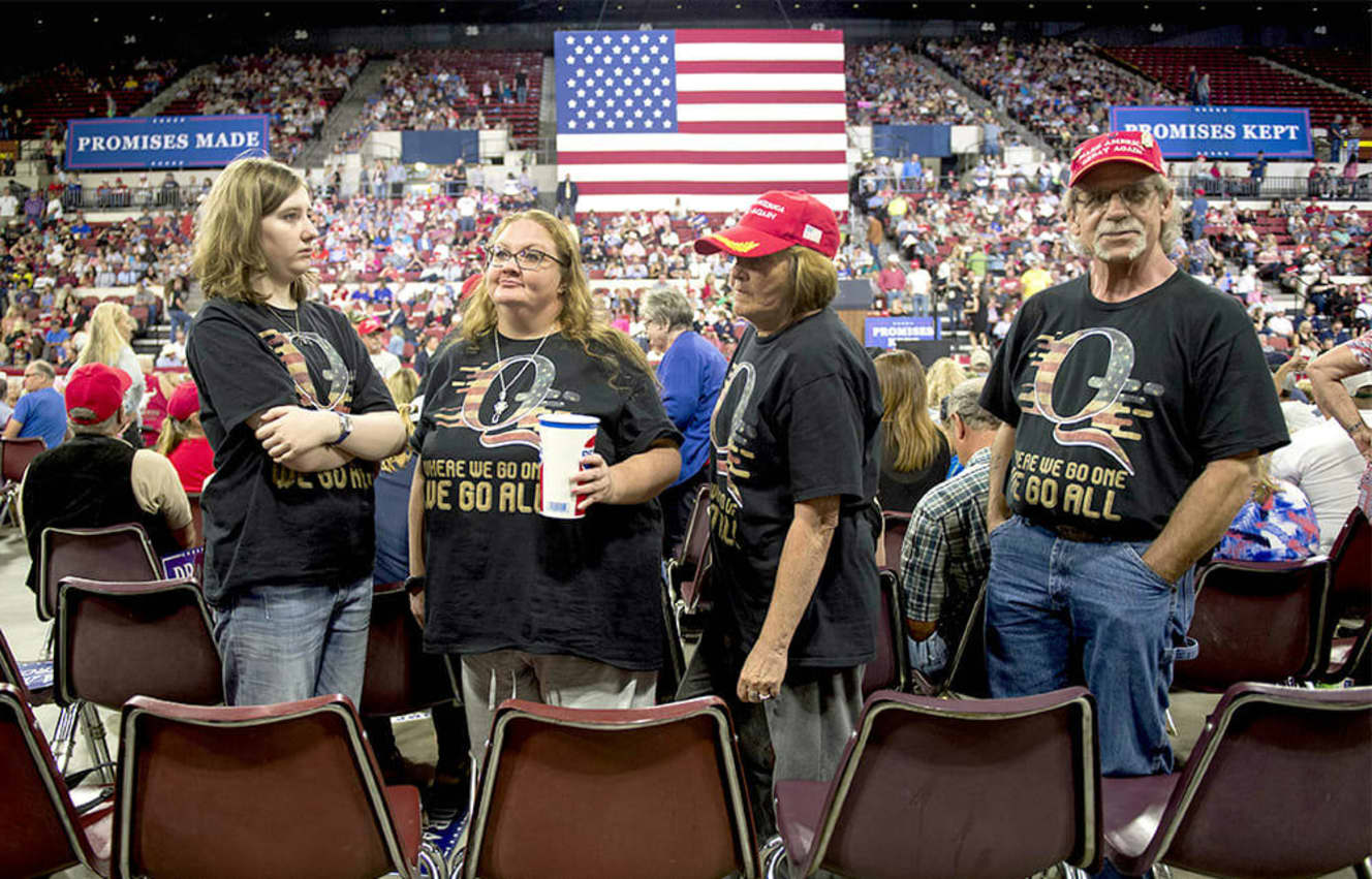 トランプ氏の集会では「Q」と描かれたTシャツを着た人々が参加し気勢を上げる