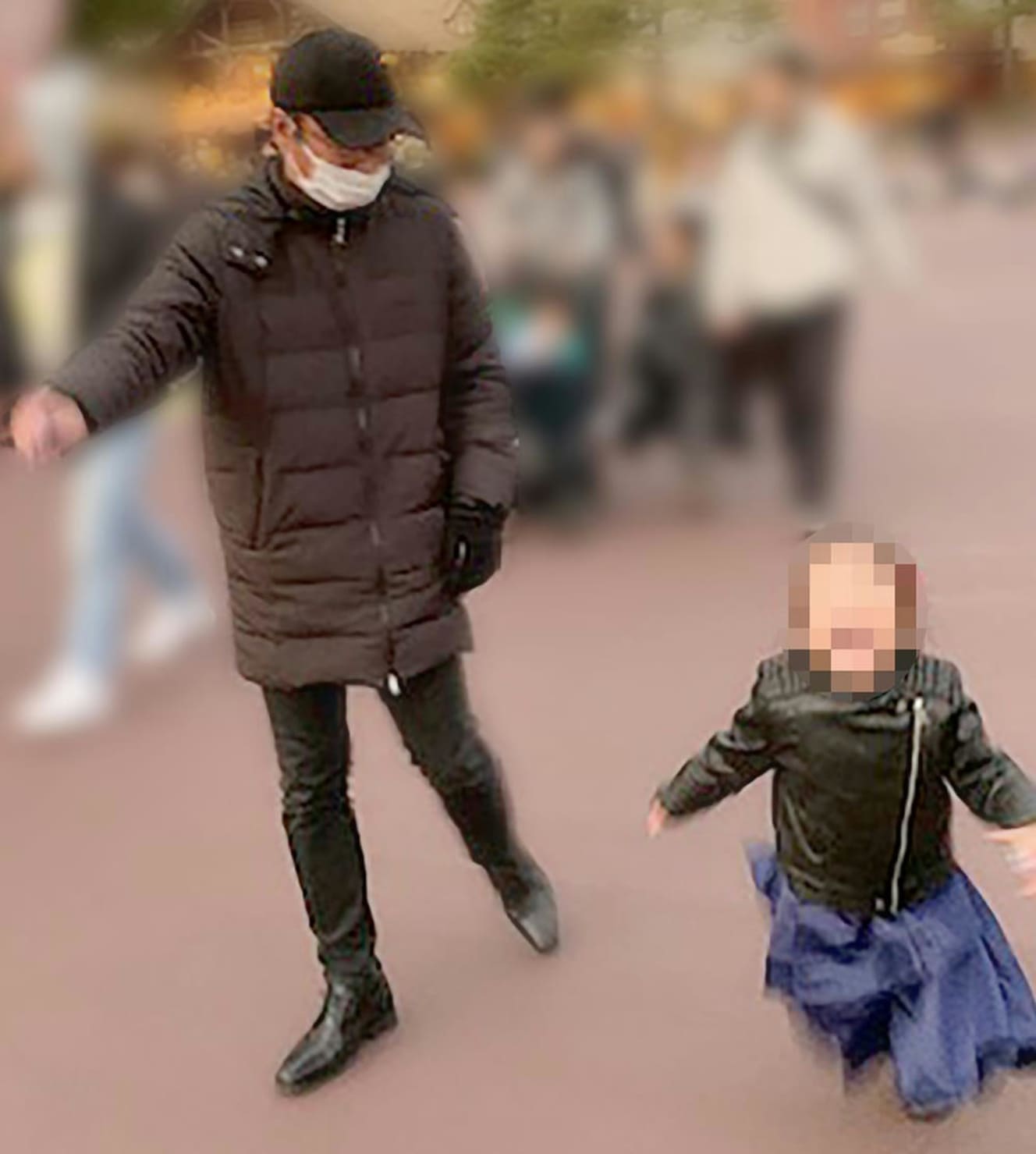 今年1月には3人でディズニーランドへ