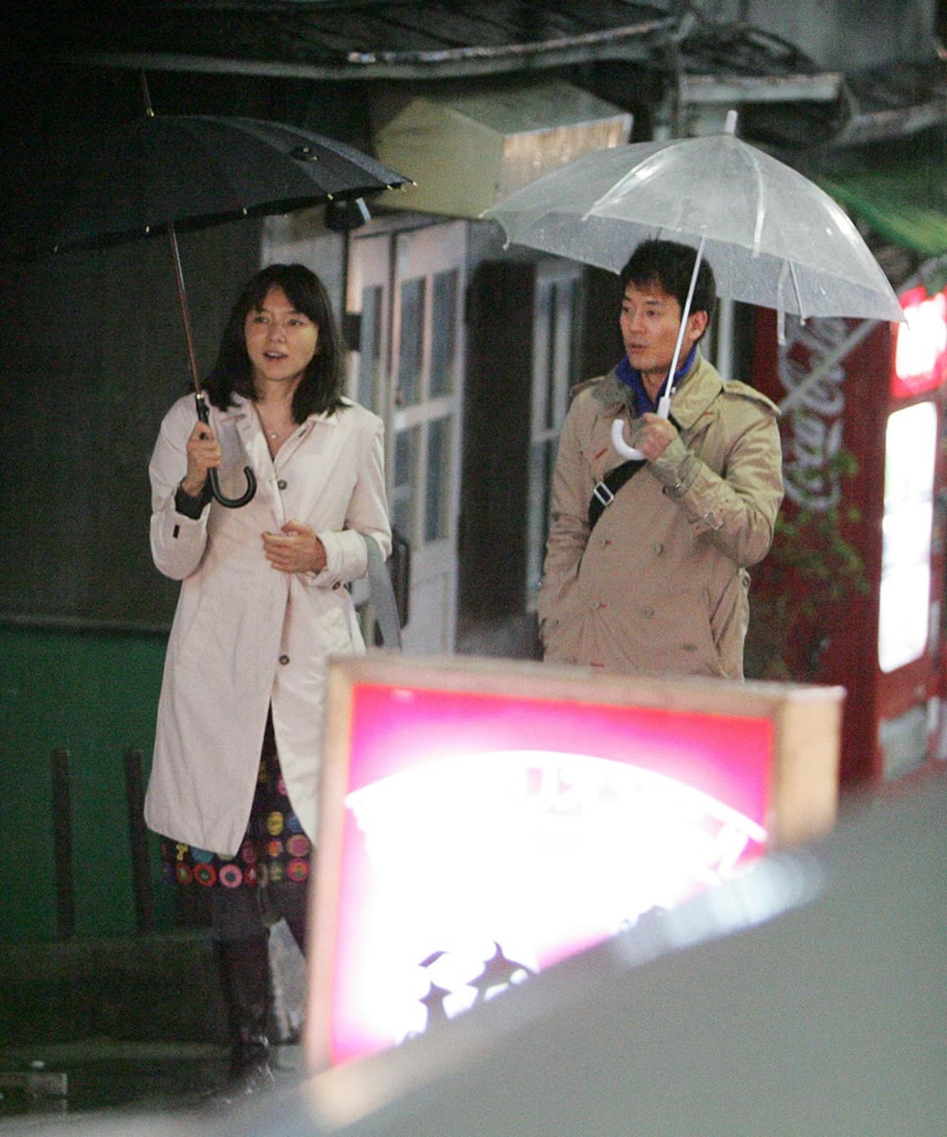 2008年３月14日の夜８時頃、東京・四谷荒木町の路地を歩いてい女優・山口智子＆俳優・唐沢寿明夫妻