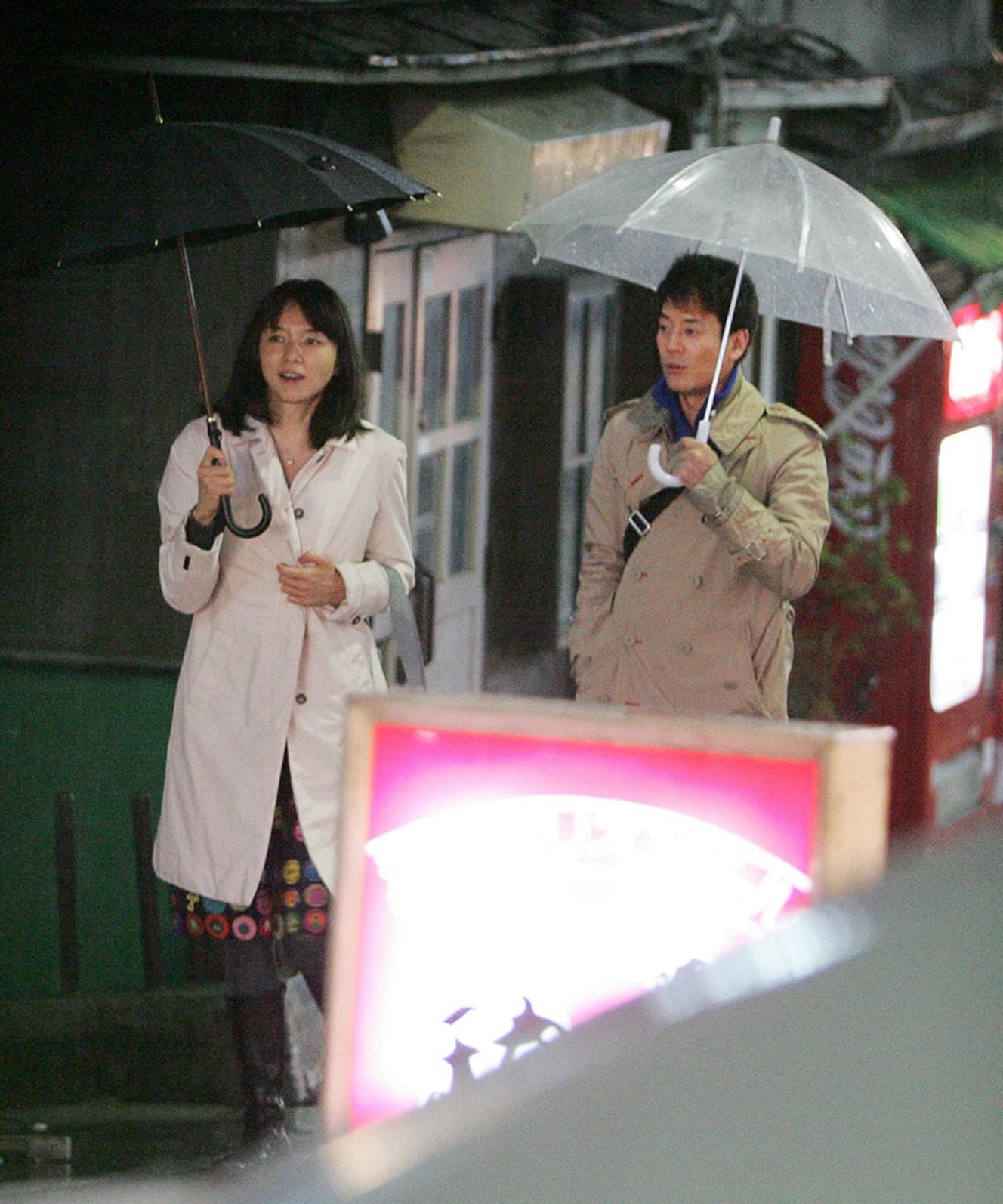 2008年3月14日の夜8時頃、東京・四谷荒木町の路地を歩いてい女優・山口智子&俳優・唐沢寿明夫妻