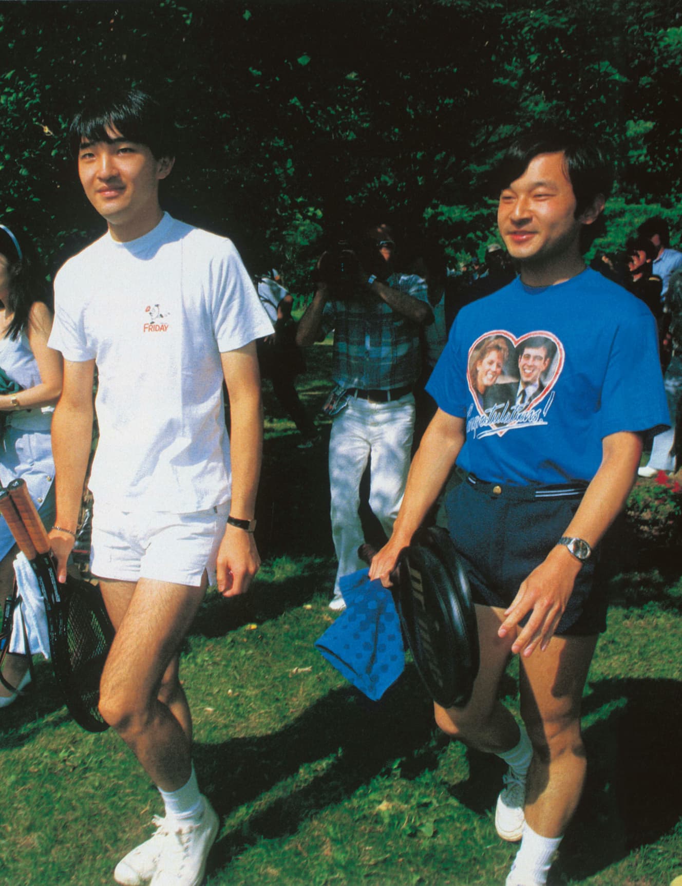 秋篠宮さまがフライデーのTシャツ着用 皇太子さまとの貴重な一枚 若かりし、皇太子さま(当時は浩宮・26歳)と秋篠宮さま(当時は礼宮・20歳)