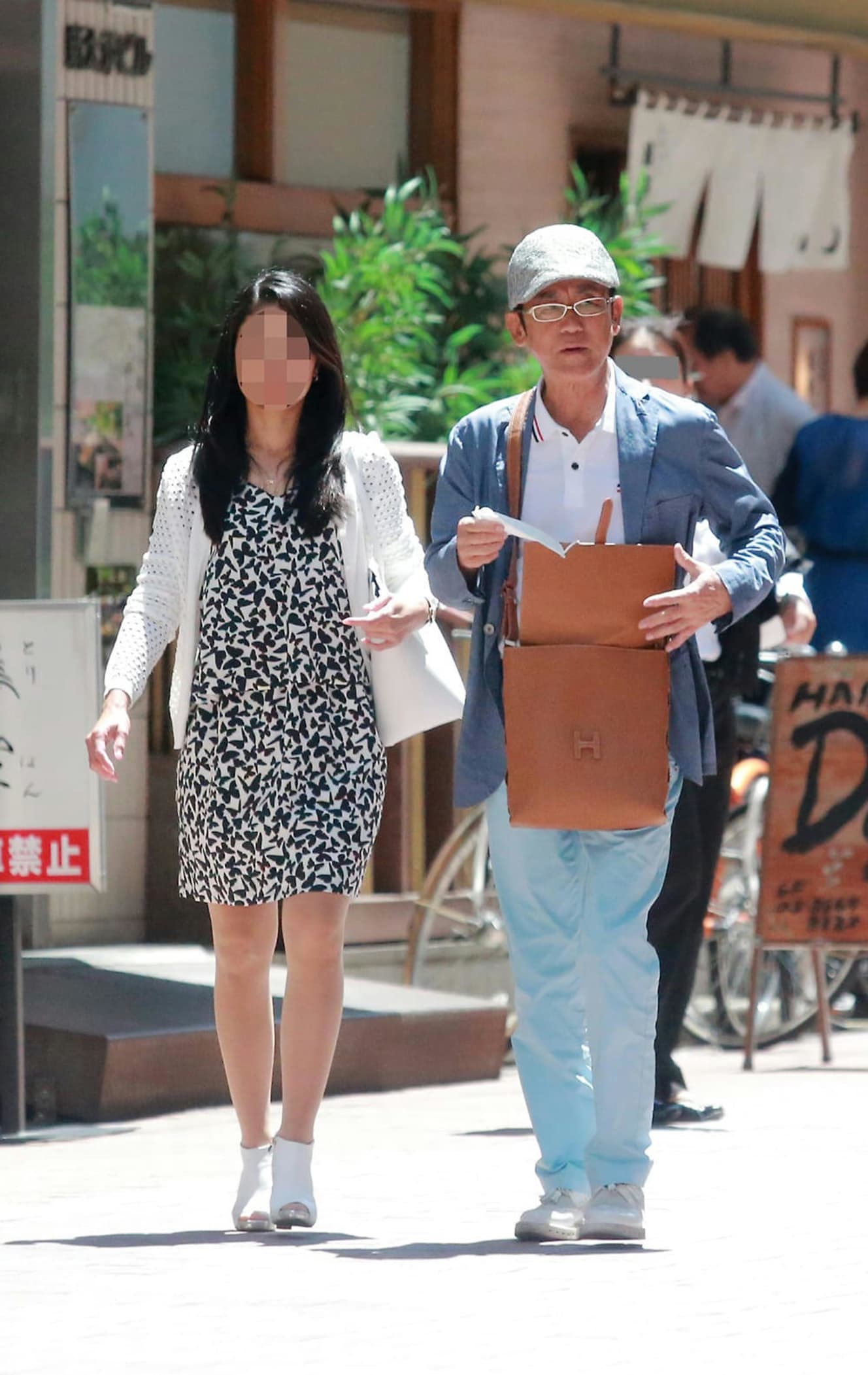 文枝師匠の不倫が発覚した3ヵ月後、今度は江戸の噺家たちが騒然とする。本誌が三遊亭円楽(当時66)と中嶋朋子似美女との「ラブホ不倫」をスクープしたのだ。だが、ここからが円楽の真骨頂。記者の車に乗り込み、「ラブホには入ったけど、入ってない。俺はED、そっちのほうが恥ずかしいわ!」などと爆笑答弁。本誌発売後の釈明会見でも、「不倫とかけて東京湾を出てった船と解く。その心は後悔の真っ最中でしょう」と笑わせたのだった