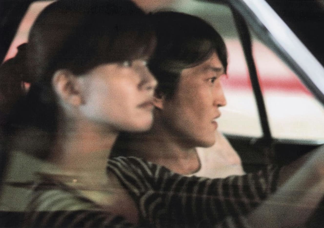 綺麗にレストアした旧車で都心をドライブするカップル。ハンドルを握っているのは女優の内田有紀(当時32)、助手席に座っているのは、『千原兄弟』の千原ジュニア(当時34)だ。数ヵ月前に破局が報じられた二人だったが、実際には別れていなかったことを、本誌はしっかり目撃していたのであった。内田は俳優・吉岡秀隆と離婚しバツイチ、ジュニアも真剣で、結婚も視野に入り始めたかにみえたが、二人の恋は長くは続かなかった……