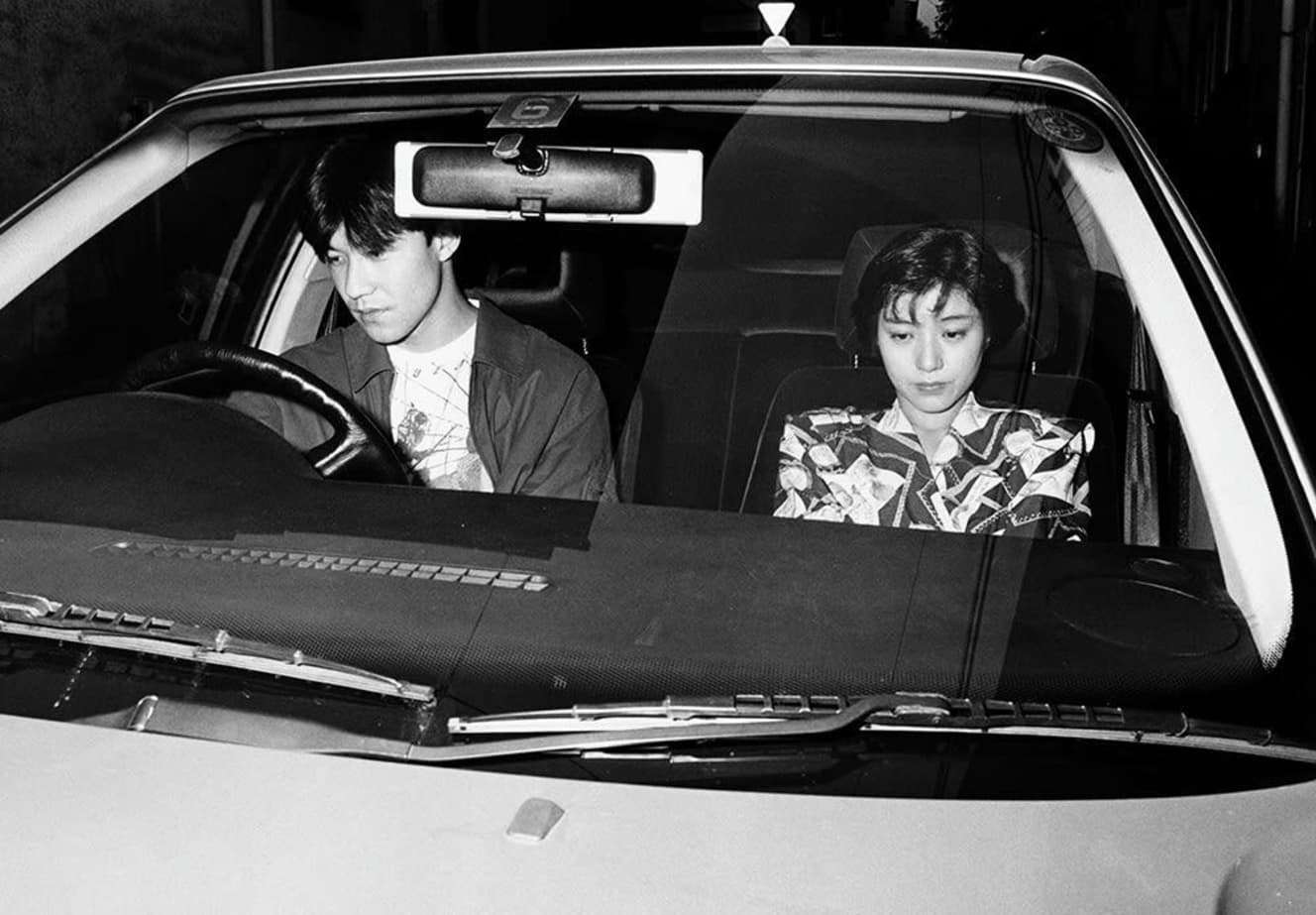 運転席でハンドルを握る『ウッチャンナンチャン』の内村光良(てるよし)(当時27)。その隣に座っているのは、当時フジテレビの人気アナウンサーだった八木亜希子(当時26)。二人とも神妙にしているのは、ドライブデートから帰宅直後、雰囲気を壊すかのように本誌が直撃をしてしまったからだろう。ウッチャンはその後、テレビ朝日・下平さやかアナとの交際を経て、同じくテレ朝の徳永有美アナと結婚。”女子アナ好き”は一貫していたのであった
