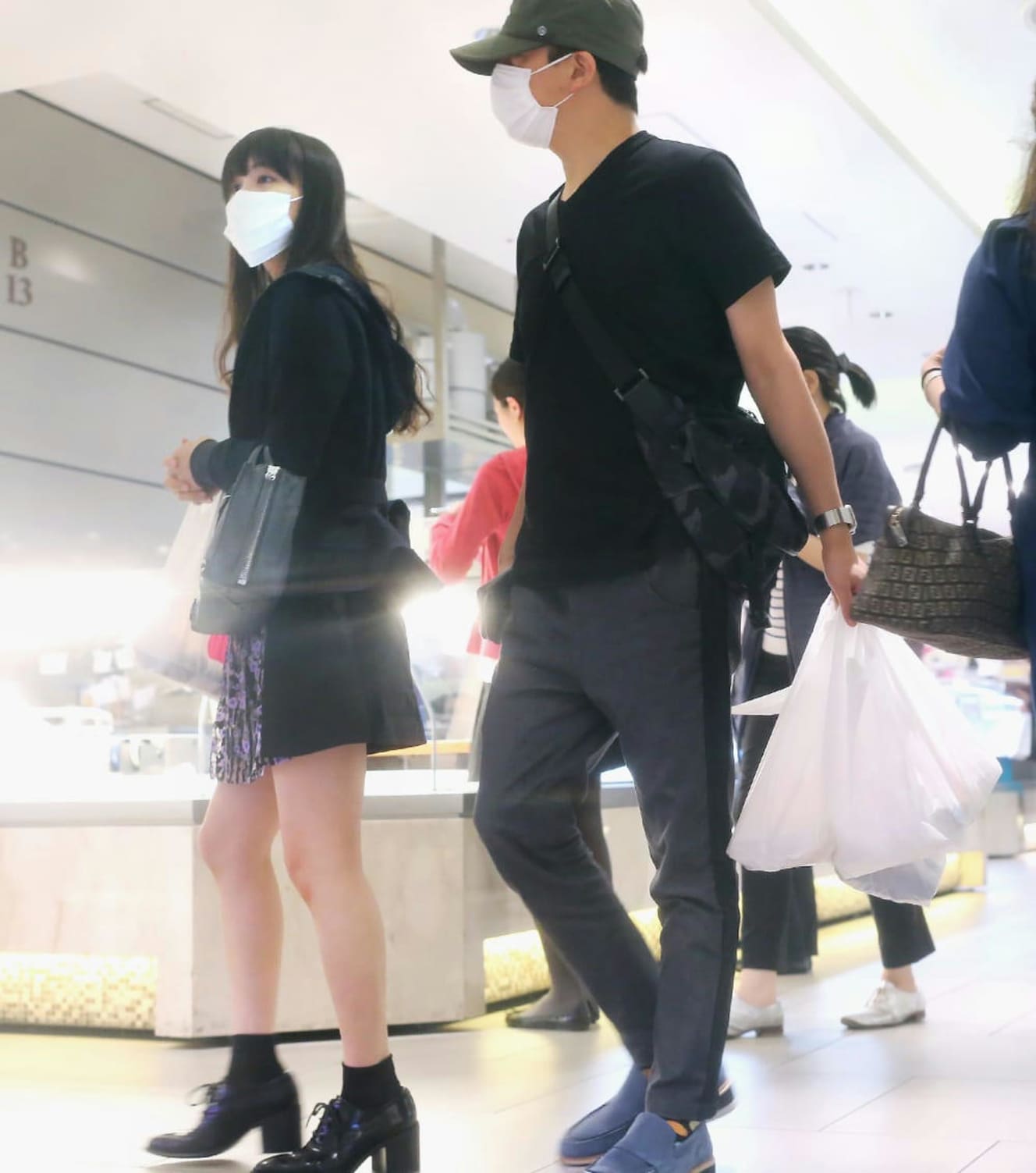 「もともと大ファンで、いい友達なんです」。テレビでずっとそう語っていた『サバンナ』高橋茂雄(当時40)の言葉はやっぱりウソだった。とある夜、高橋は新宿で仕事を終えると愛車を運転し、表参道へ。路地で停車した車に乗り込んできたのは、『Perfume』のあ〜ちゃんこと西脇綾香(当時27)だった。その後、二人は銀座のデパートへ。デパ地下で食料品を買い込むと(写真)、幸せそうに彼女の自宅マンションへ向かうのだった