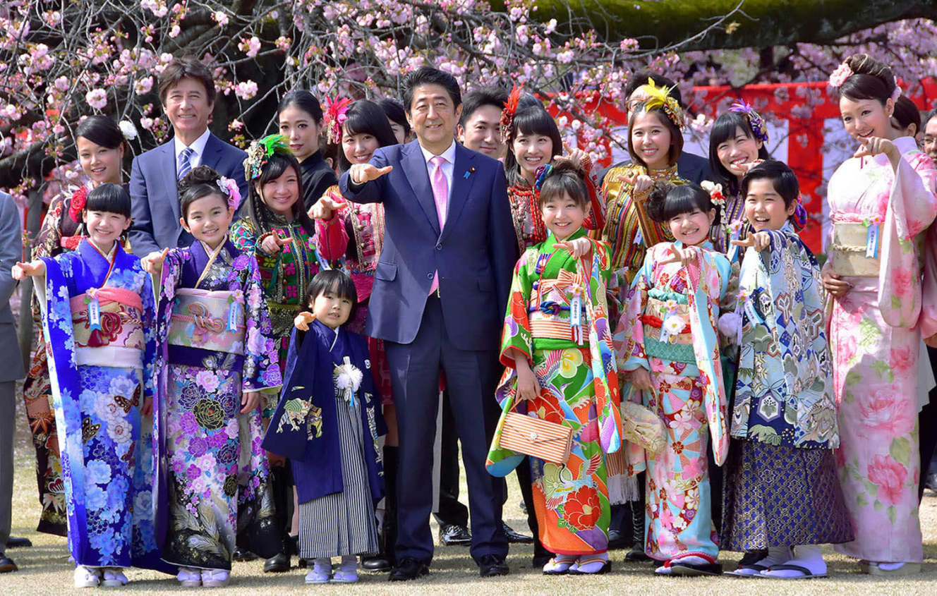 芦田愛菜ちゃん、寺田心くんや鈴木福くんら有名子役に囲まれて笑顔を見せる安倍総理(16年)