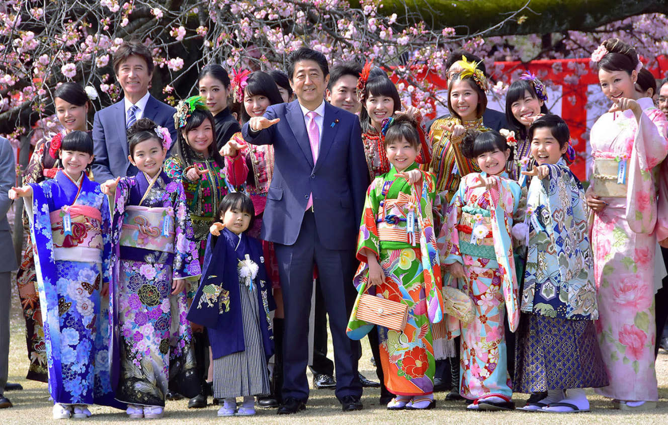 芦田愛菜ちゃん、寺田心くんや鈴木福くんら有名子役に囲まれて笑顔を見せる安倍総理（16年）