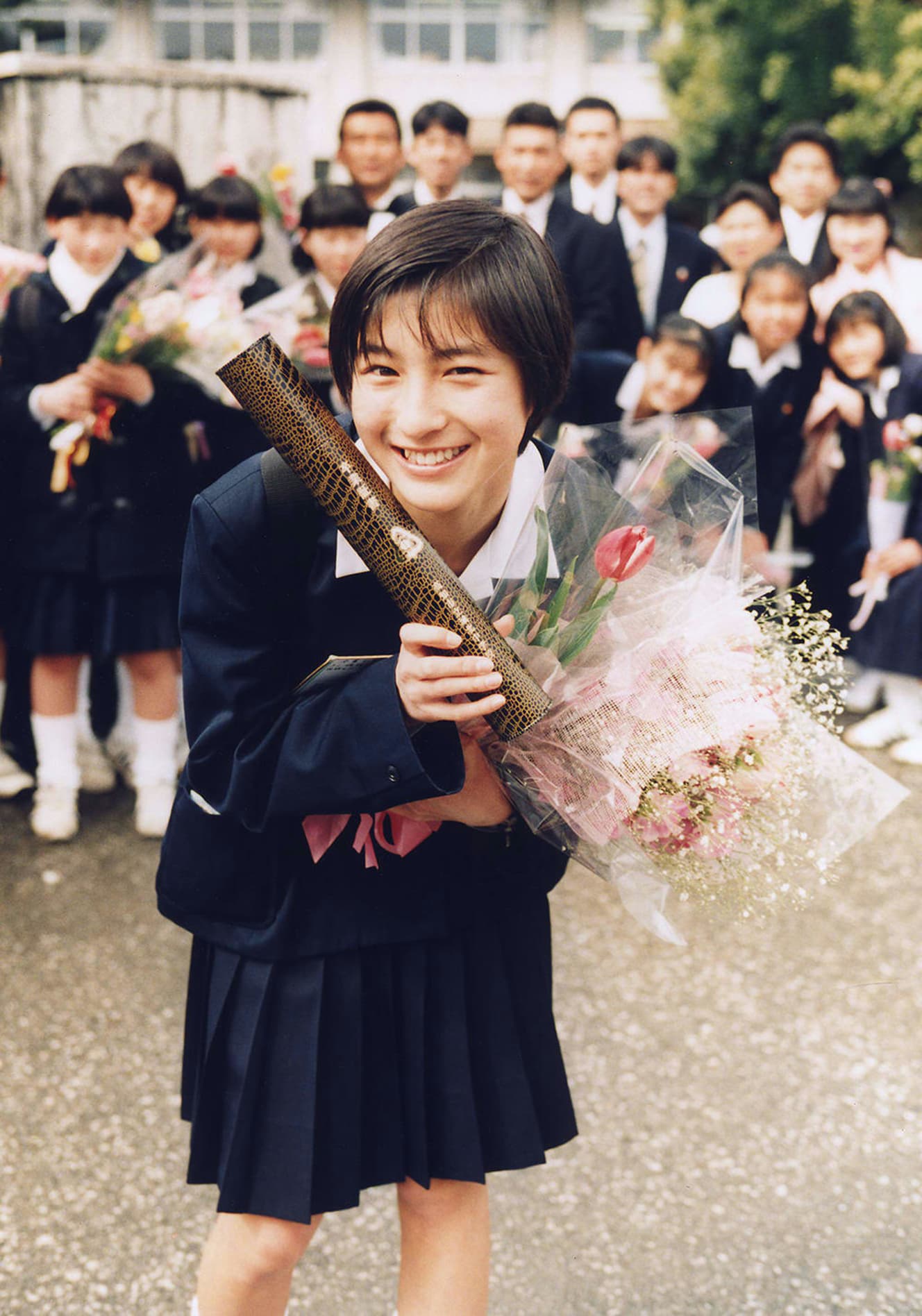 女優 広末涼子(平成8年卒業) :初々しさ溢れる15歳の春。毎週末、東京と高知を往復してきた広末は、中学の卒業式を終えると最終便で上京。本格的に女優として歩み始めた