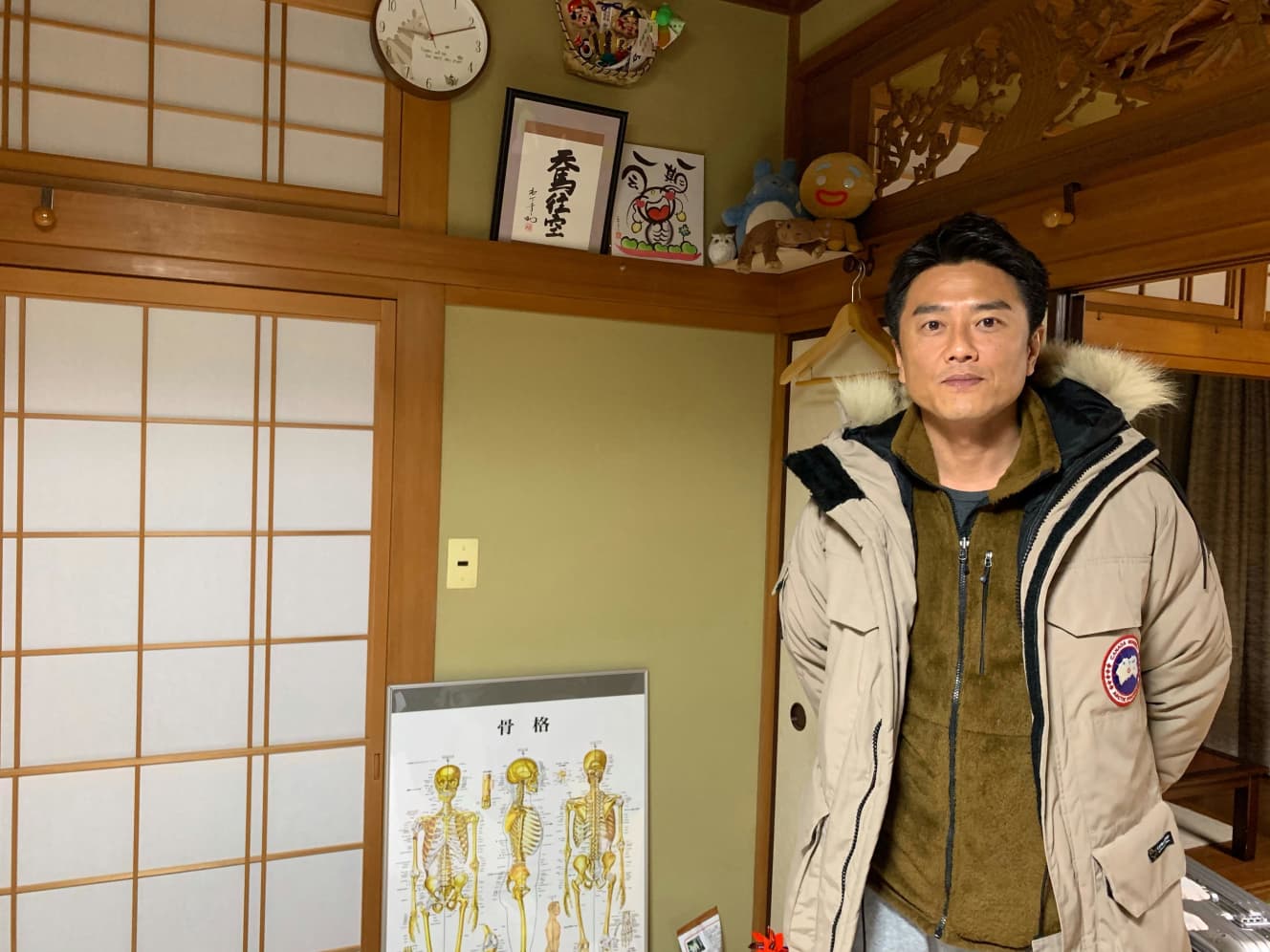 原田の頭の左上にぬいぐるみが飾ってあるのが見えるだろうか? この手前にあるカバのぬいぐるみが突然落下してきたのだ……