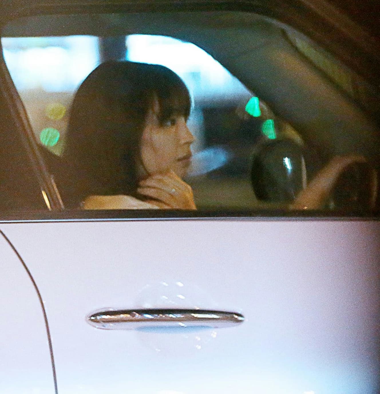 本誌未掲載カット 広瀬すず 自らハンドル握って家族とドライブ⁉