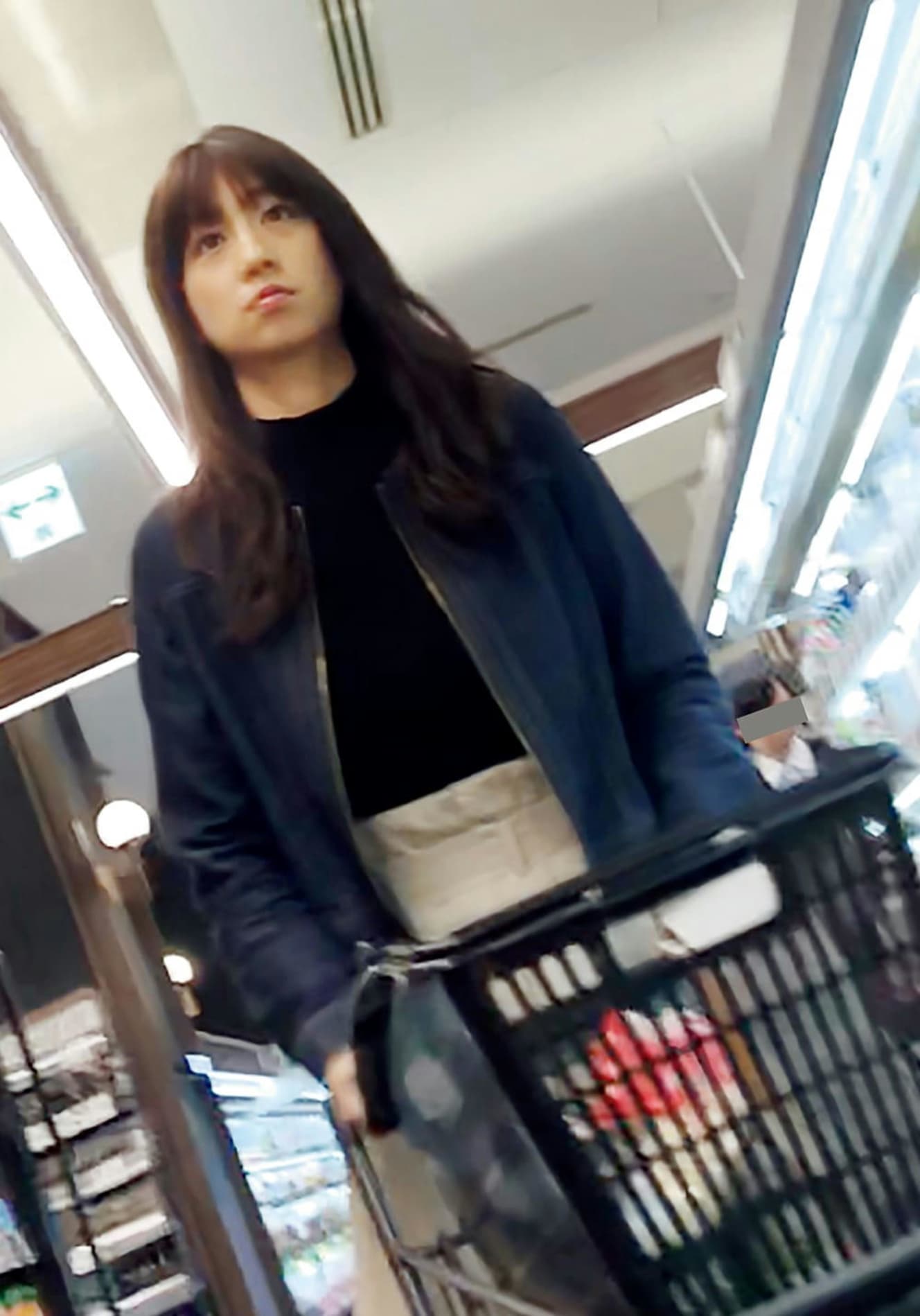 スーパーで夕ご飯の買い物をする小倉優子。平日は、毎朝4時に起き、家族の朝食や子供のお弁当を作っているそうだ