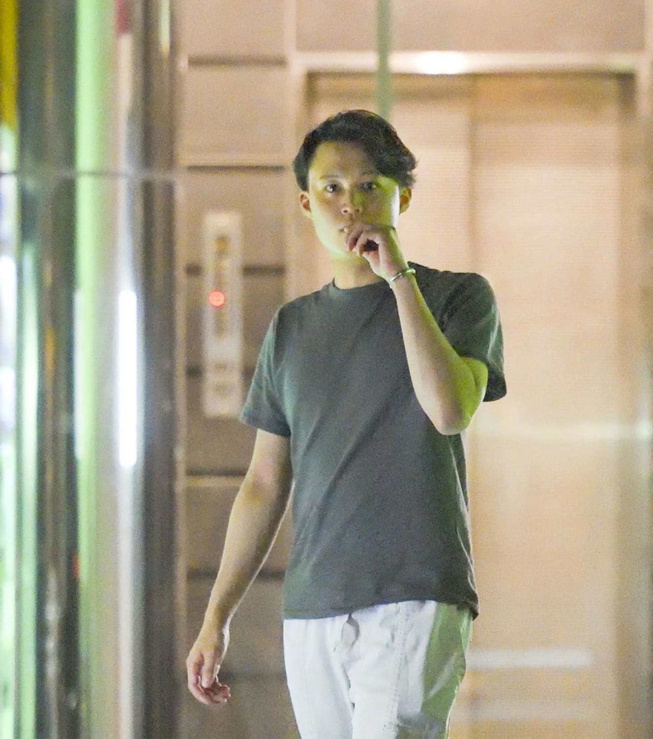 電子タバコを吸いながらI氏の店から出てきた花田優一。「多いときは週3~4回、食べに来ますよ」(関係者)