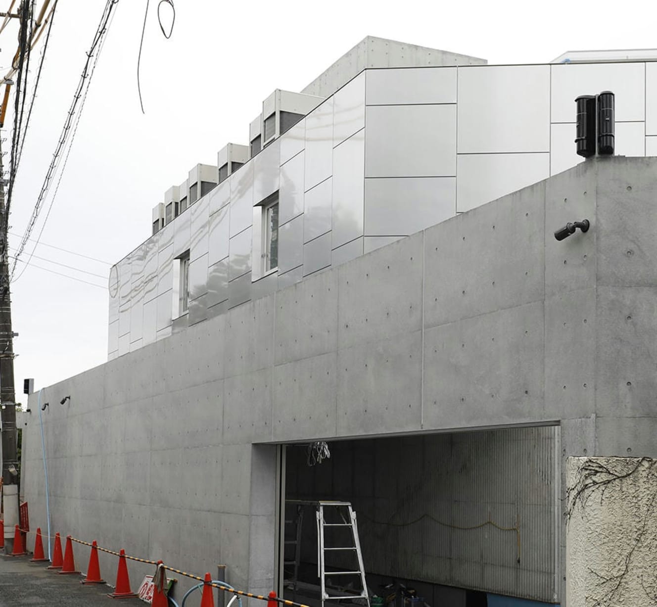 本誌未掲載カット 観月ありさ夫妻 近隣住民も「ビックリ」の地上3階・地下1階のスーパー御殿 まるで美術館な大豪邸建設中