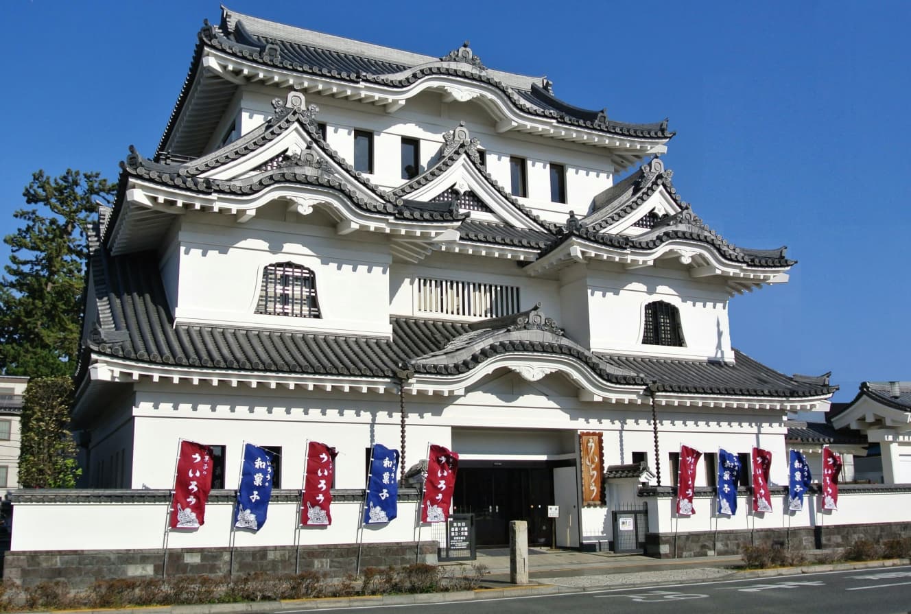 「ういろう」/現在の店舗は1997年に復活されたもの。喫茶室の天井の梁は、70年以上も保存していた旧店舗の部材が使われている