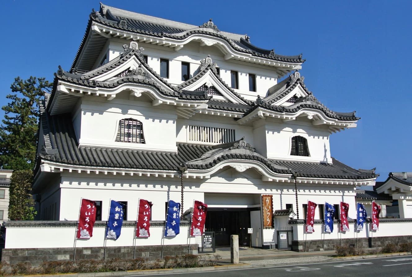 「ういろう」／現在の店舗は1997年に復活されたもの。喫茶室の天井の梁は、70年以上も保存していた旧店舗の部材が使われている