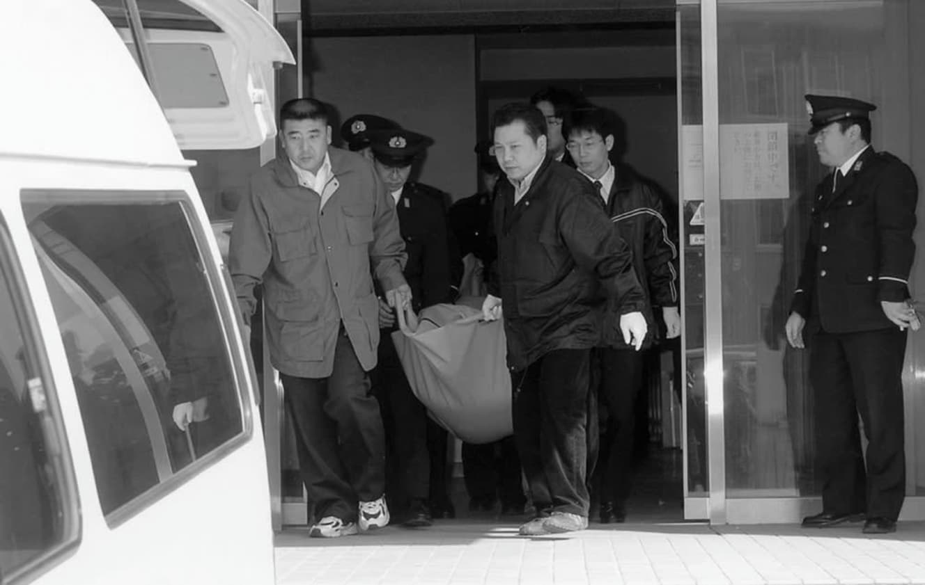 05年2月23日、福岡刑務所飯塚拘置支所内で死亡した事件のキーマン・徳島（仮名）の遺体が運び出された