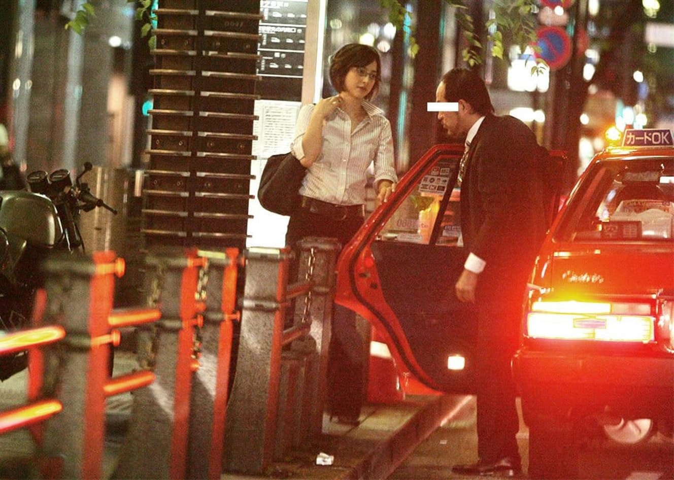 先にタクシーを降りると、扉を抑えてA氏が降りるのを待つ気遣いも(’06年)