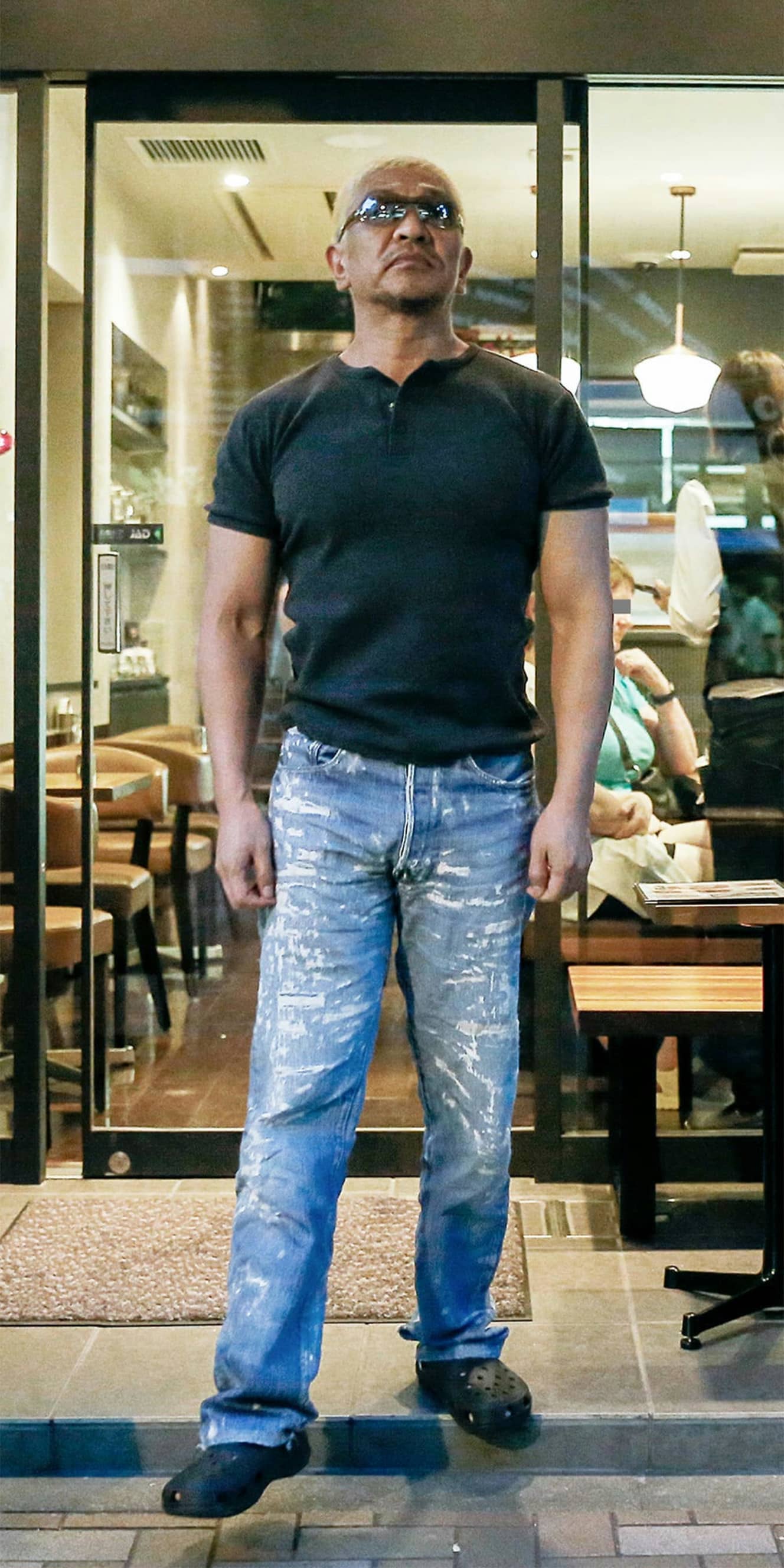 ふだんは「松本一派」と呼ばれる後輩芸人と飲み会を開くことが多い松本だが、この日はスタッフらしき男性と二人でカフェにいた(本誌’17年8月4日号より)