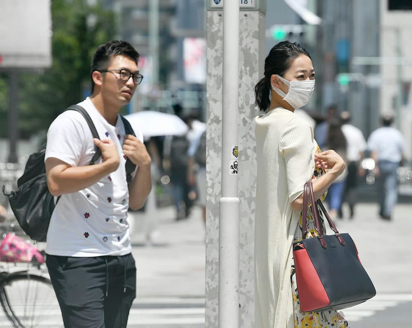 高級タワマンにお泊まりした翌日、銀座でデートする二人。畠山愛理(右)は着替えているものの鈴木誠也は前夜と同じ格好だ