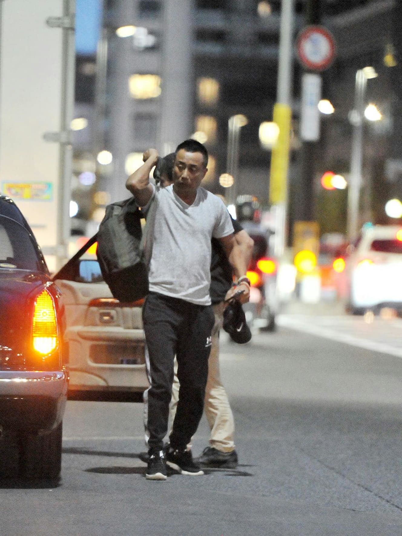 国産の高級車から降り立つと、車をスタッフに預けて長渕剛は颯爽とリュックサックを担いで歩き出した