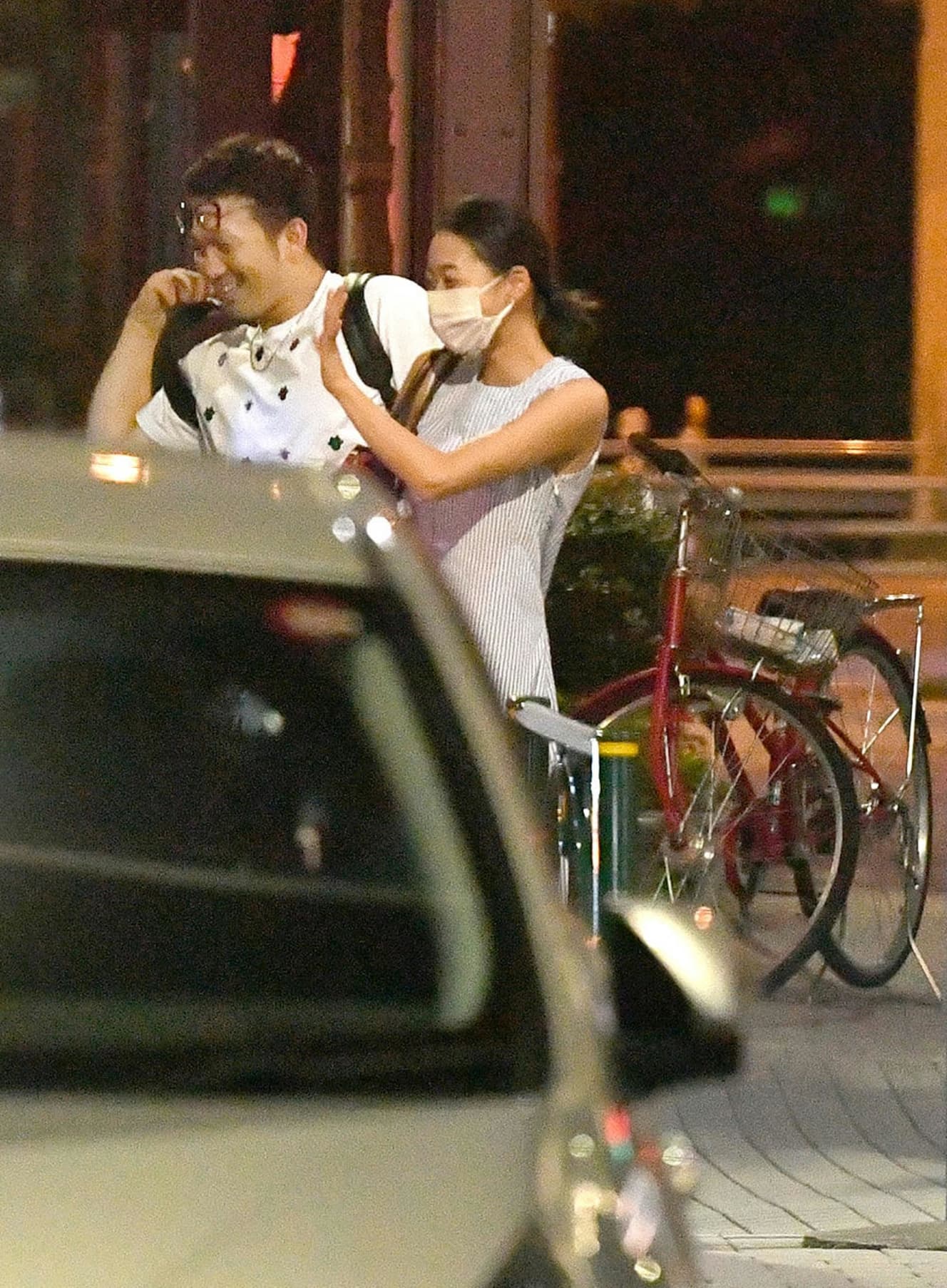 深夜3時、タクシーでマンションまで送ってくれた畠山の知人に「バイバーイ!」。鈴木誠也と畠山愛理の表情には幸せが溢れている
