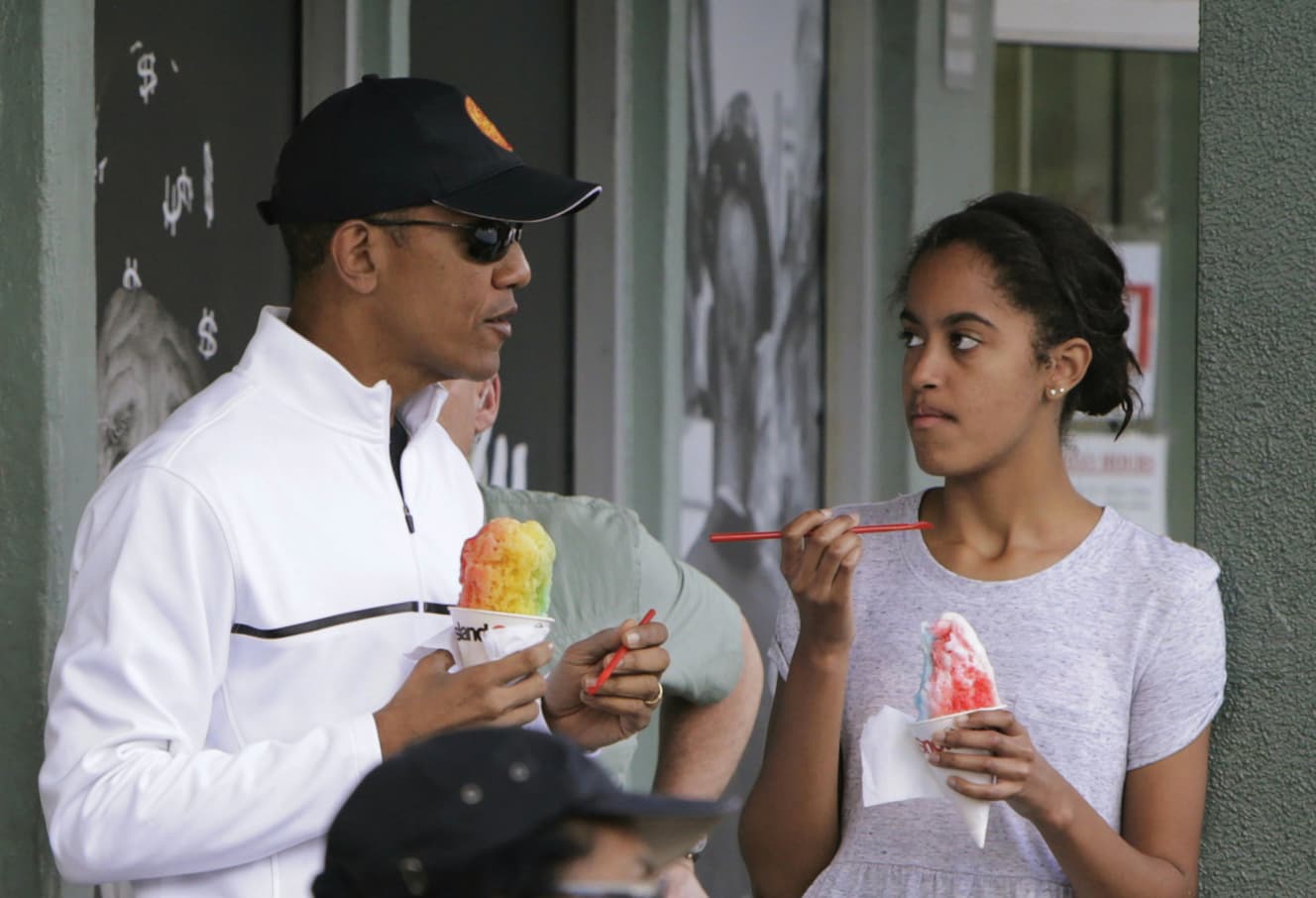 ハワイのお気に入りショップで「かき氷」を食べるオバマ元米大統領とミシェル夫人