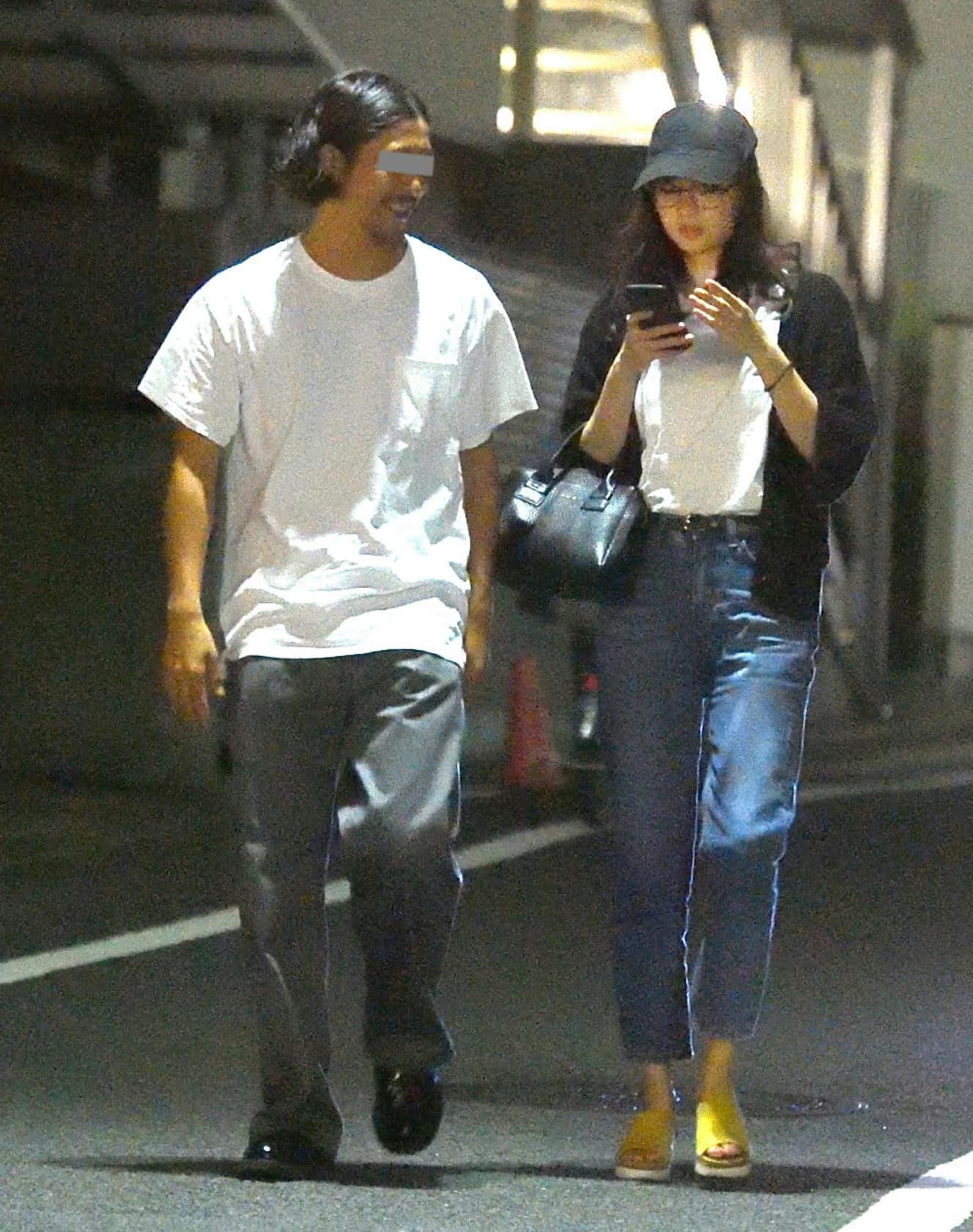 本誌未掲載カット 目撃! あの新川優愛から告白されたイケメンロケバス運転手の真実 仲良く寿司屋に向かう二人