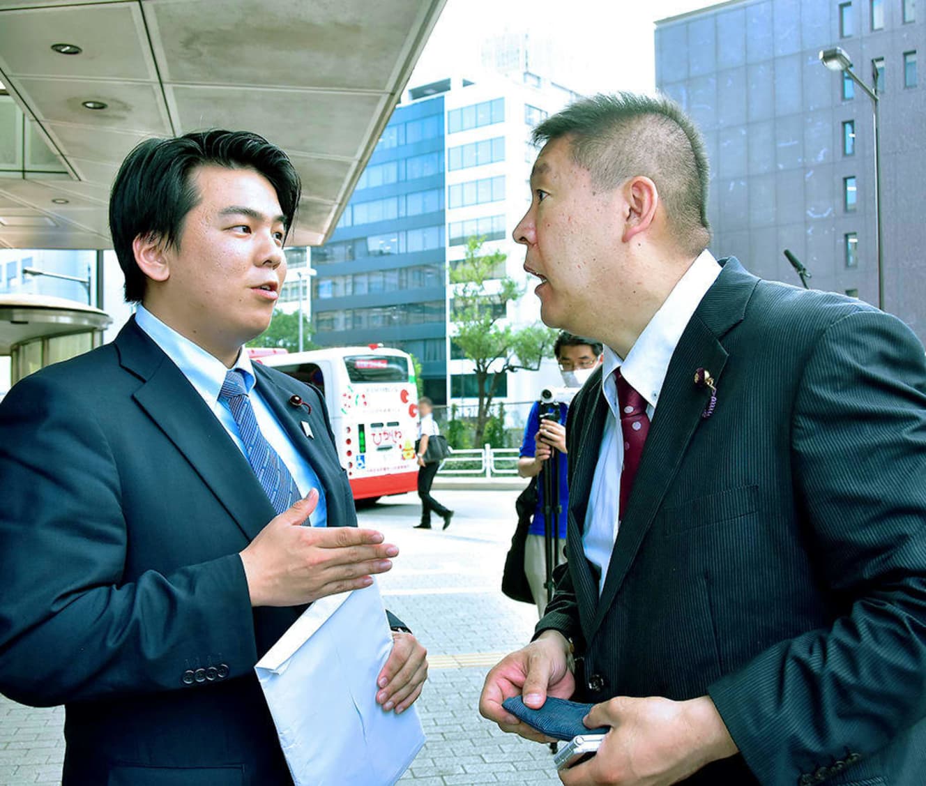 9月10日、脅迫した相手である二瓶氏(左)を”急襲”した立花氏。その後「党に戻ってほしい」と発言を一転させた