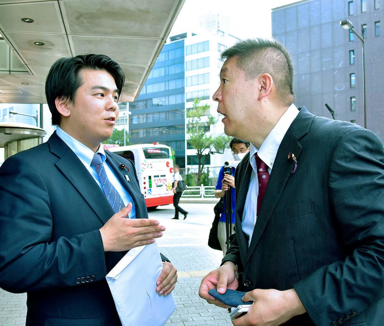 ９月10日、脅迫した相手である二瓶氏（左）を”急襲”した立花氏。その後「党に戻ってほしい」と発言を一転させた