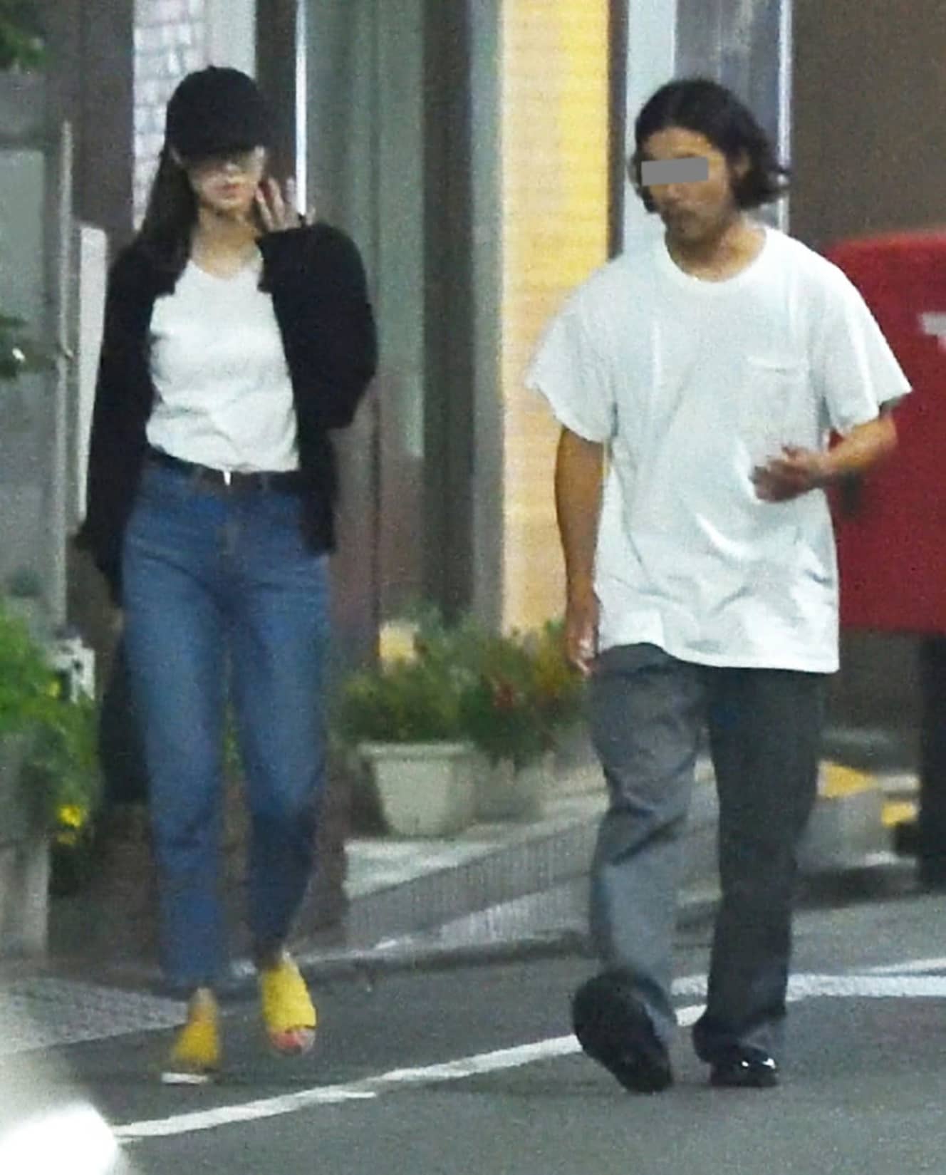 新川優愛から告白されたイケメンロケバス運転手　仲良く寿司屋に向かう二人