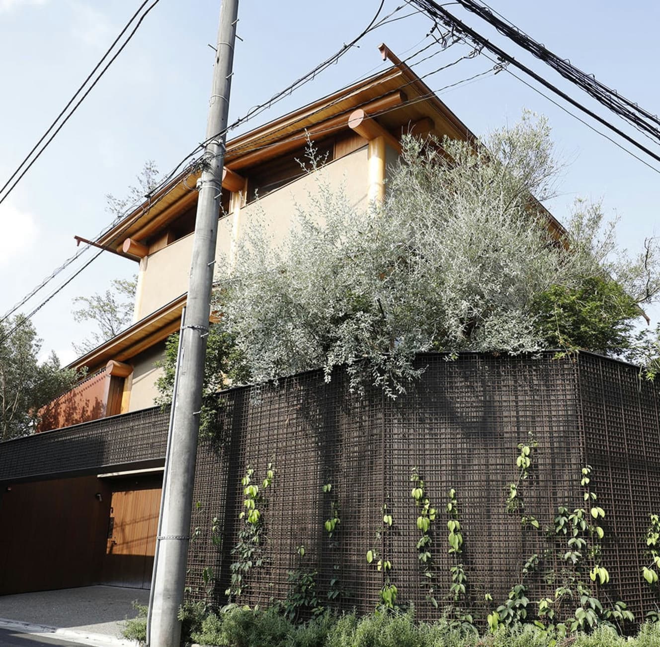 岡田准一&宮﨑あおい/推定5億円 世田谷区 二人の好みがよく現れている木造建築。ただ庭にオリーブなどの樹木がたくさん植えられており、落ち葉に不満を持っている近隣住民もいるという