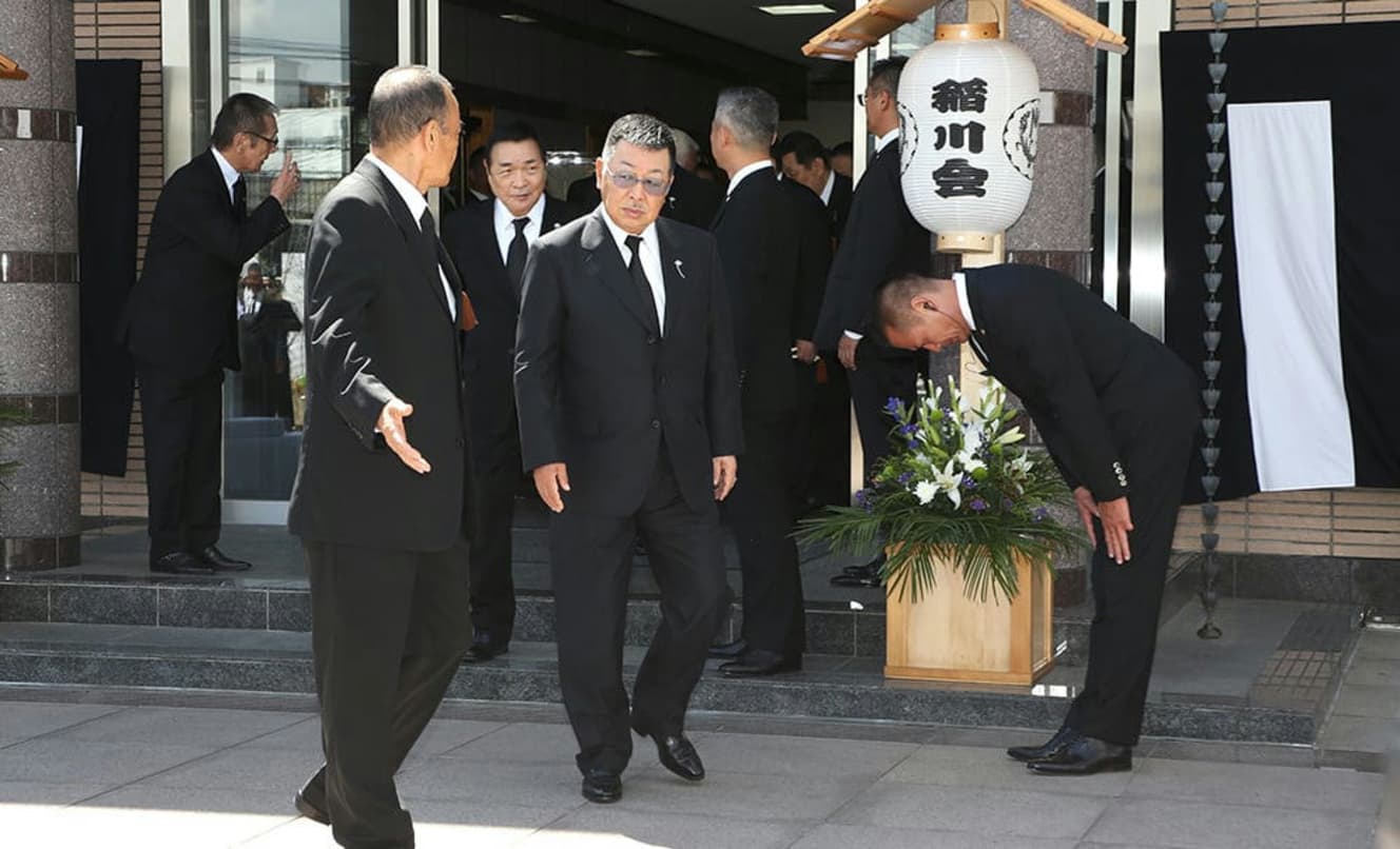 焼香を終えた六代目山口組の青山千尋舎弟頭（中央）。その左後ろに橋本弘文統括委員長が続く