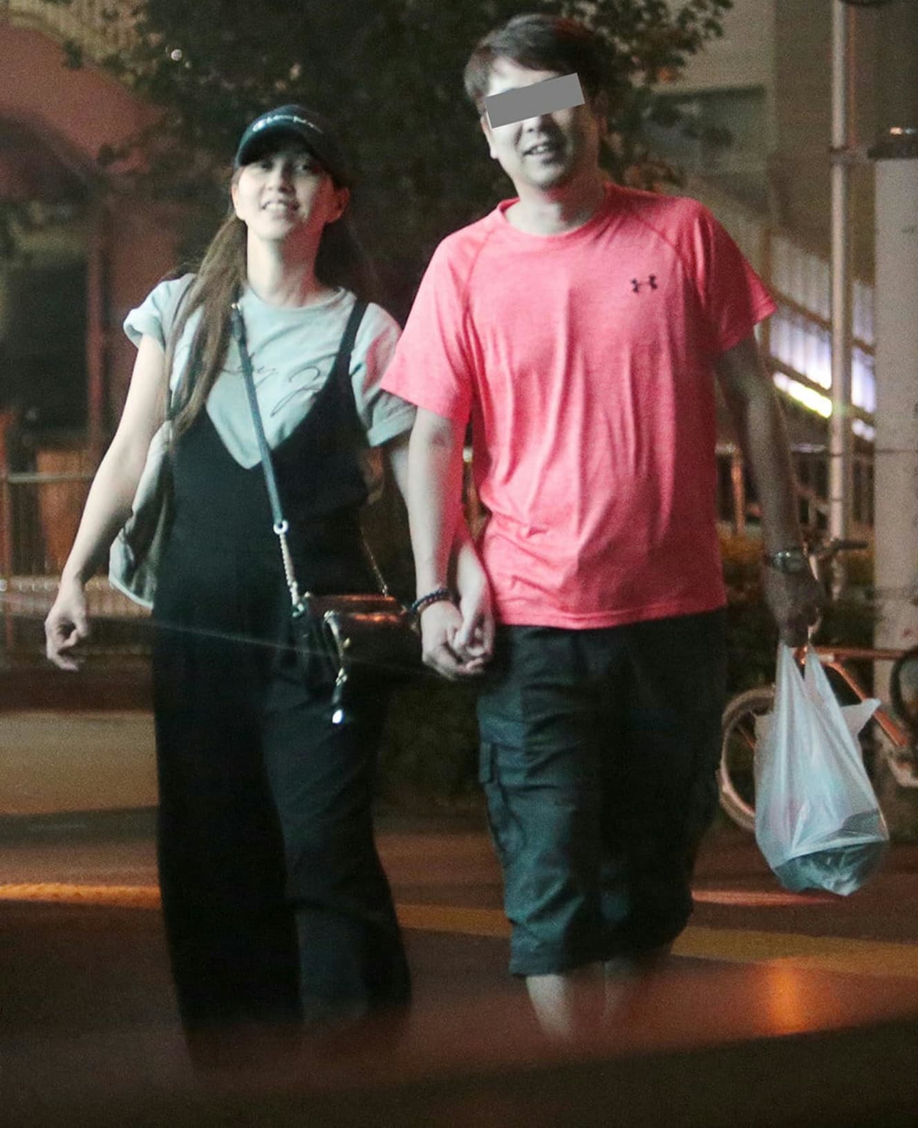 お酒も入っているからか、手をつないで居酒屋から出てきたはいだ夫妻。結婚して7年になるとは思えないほどのラブラブぶりである
