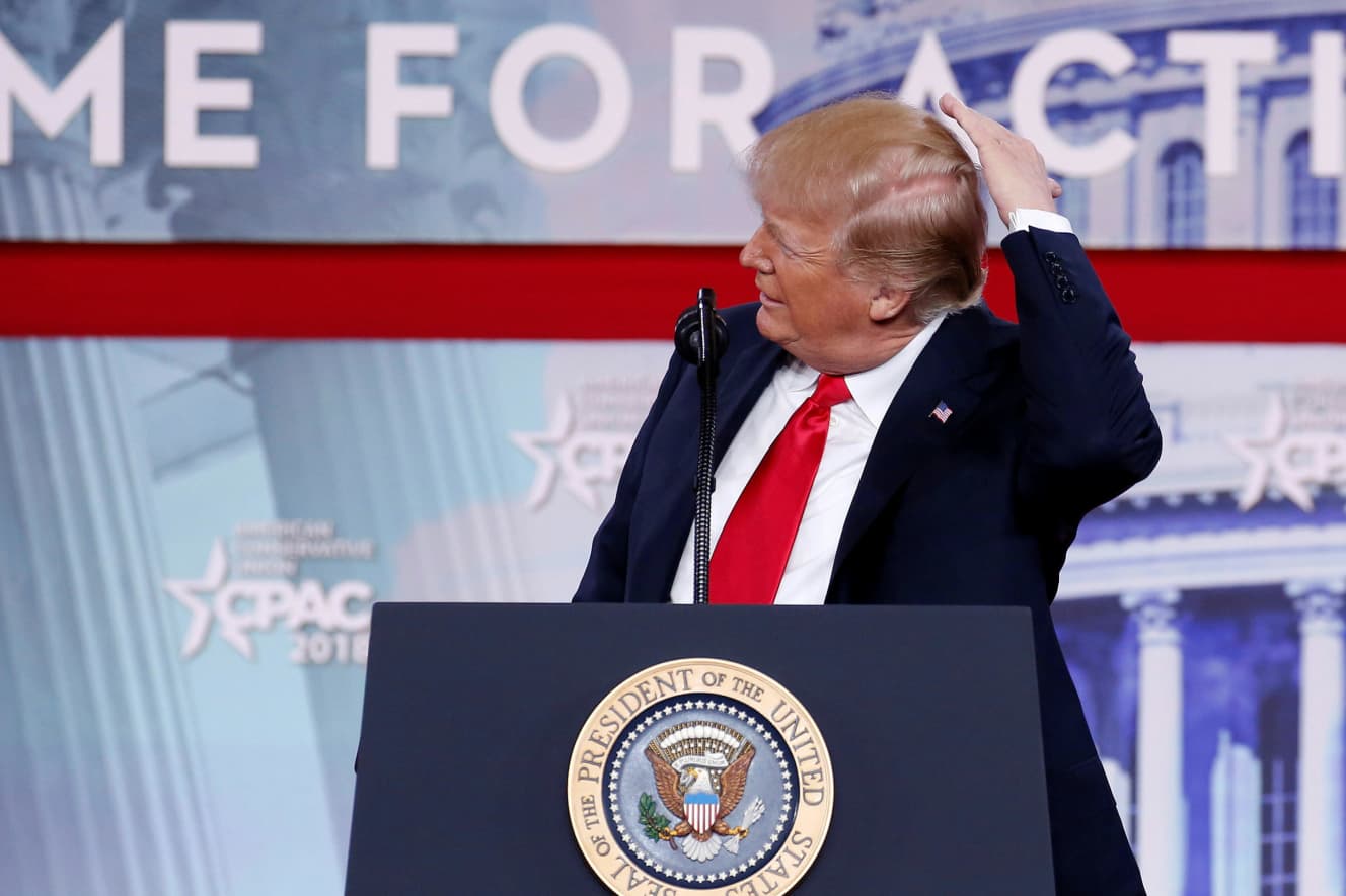 トランプ米大統領は2018年2月23日の保守政治行動会議での演説中、自身の髪について珍しく公の場でコメント。「ハゲ」に悩んでいることを認めた(写真:アフロ)