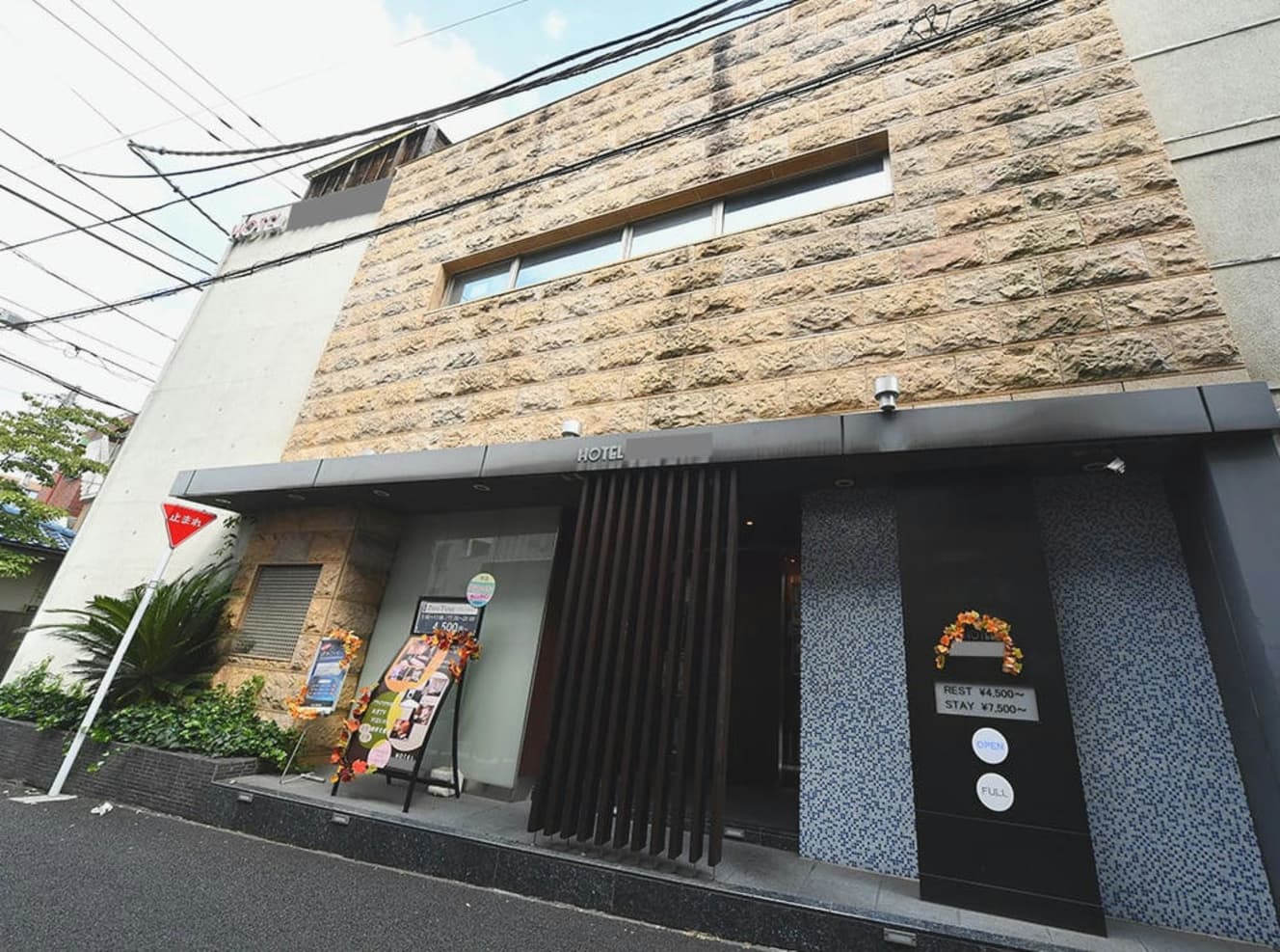 事件が起きた池袋のラブホテル。北島容疑者は午後6時~8時頃、ここで荒木さんを殺害したと見られる