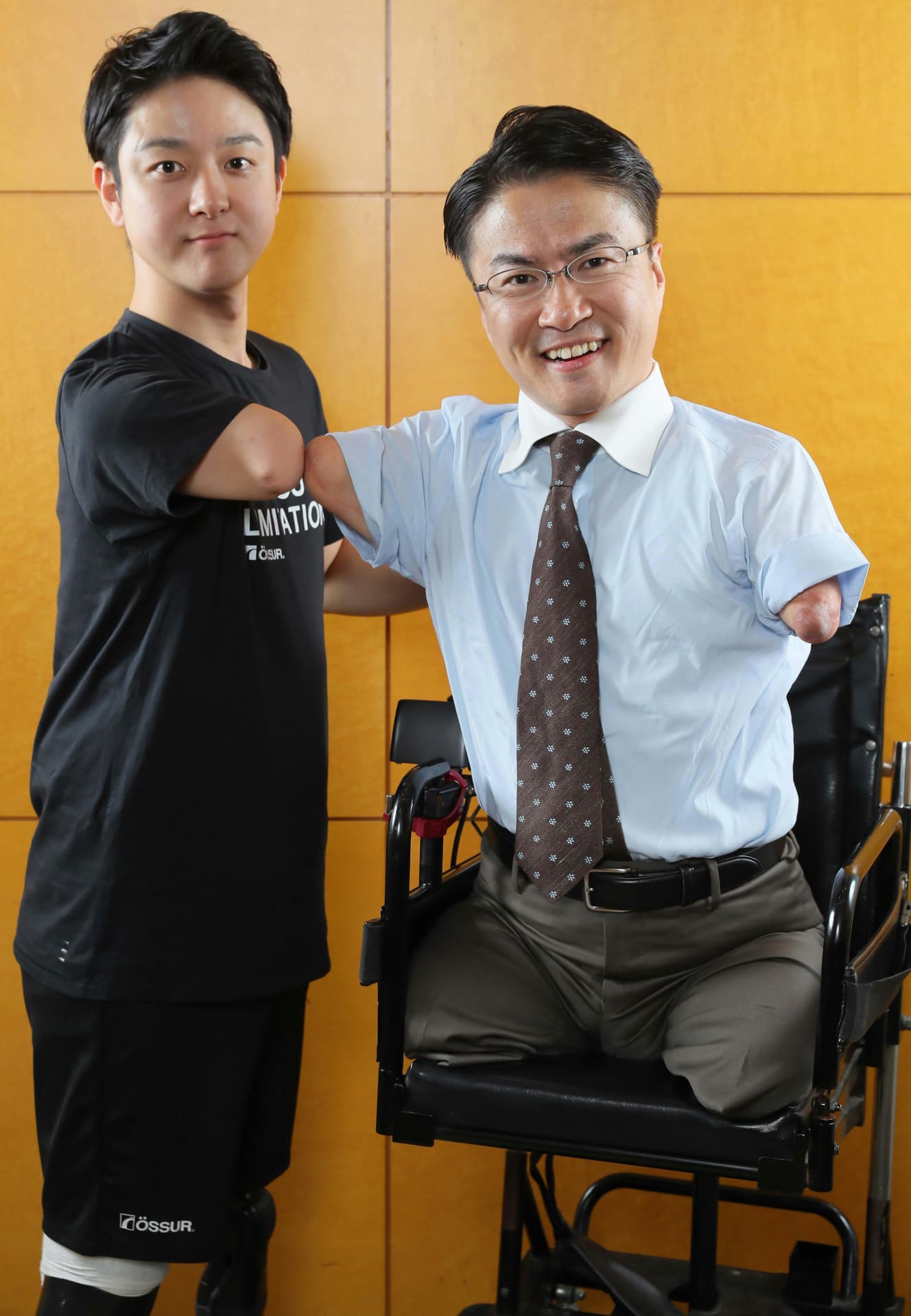 握手を交わす乙武洋匡氏と山田千紘さん 撮影:村田克己
