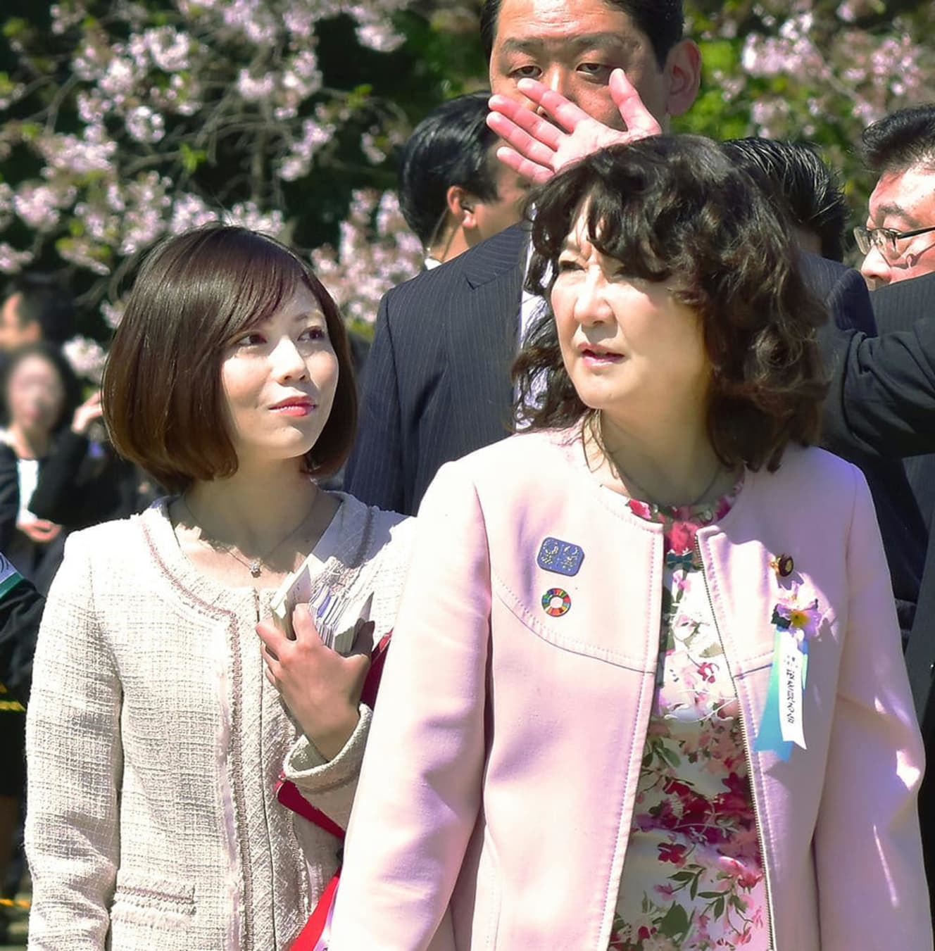 今年の4月13日、「桜を見る会」に出席した中嶋規恵さんと片山元大臣