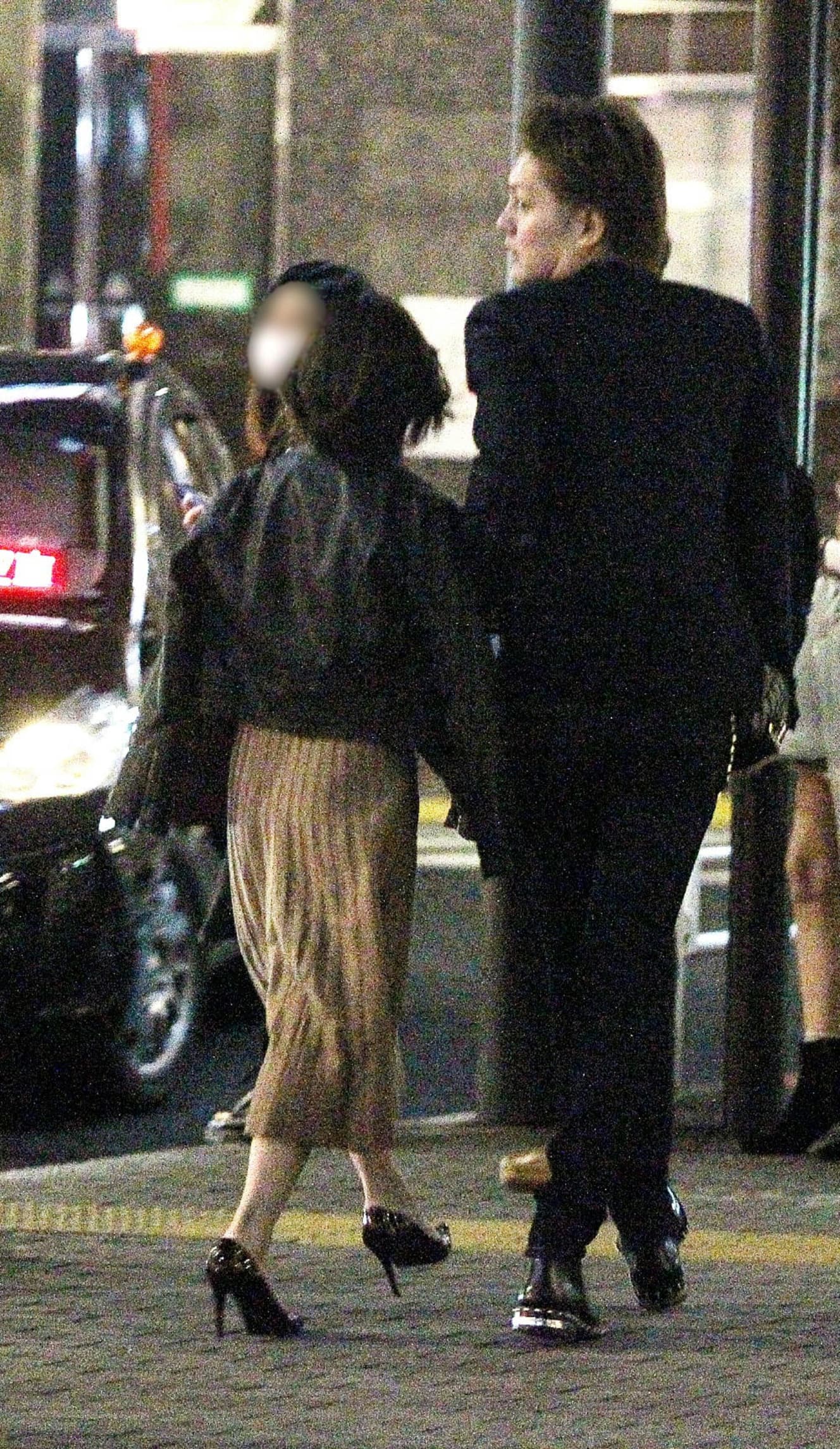 本誌未掲載カット 三崎優太 脱税で逮捕された青汁王子と片山さつき美人秘書が手つなぎデート