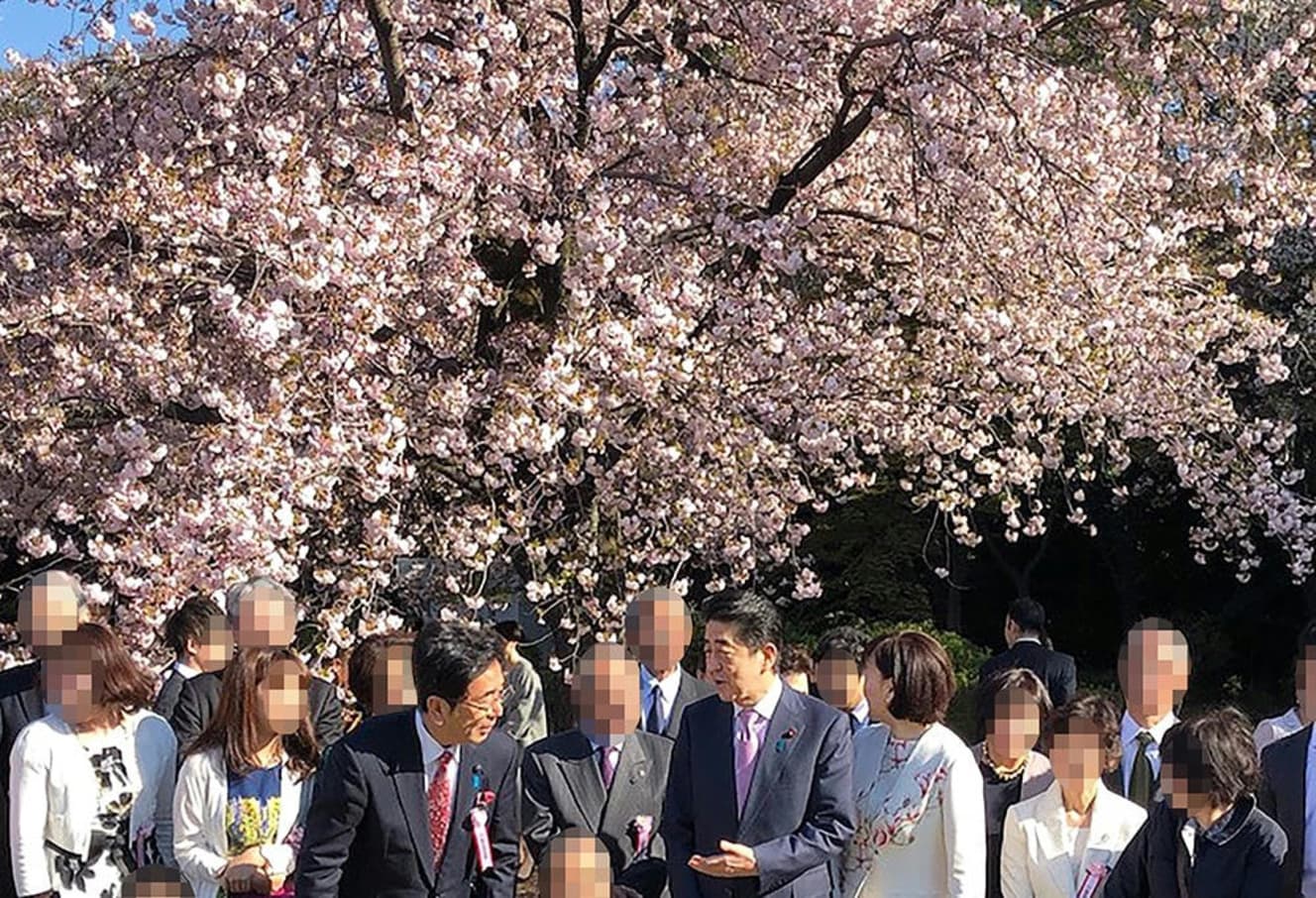 「桜を見る会」に参加した新澤町議は、安倍首相や昭恵夫人と記念写真も撮影（画像は新澤町議のSNSより）